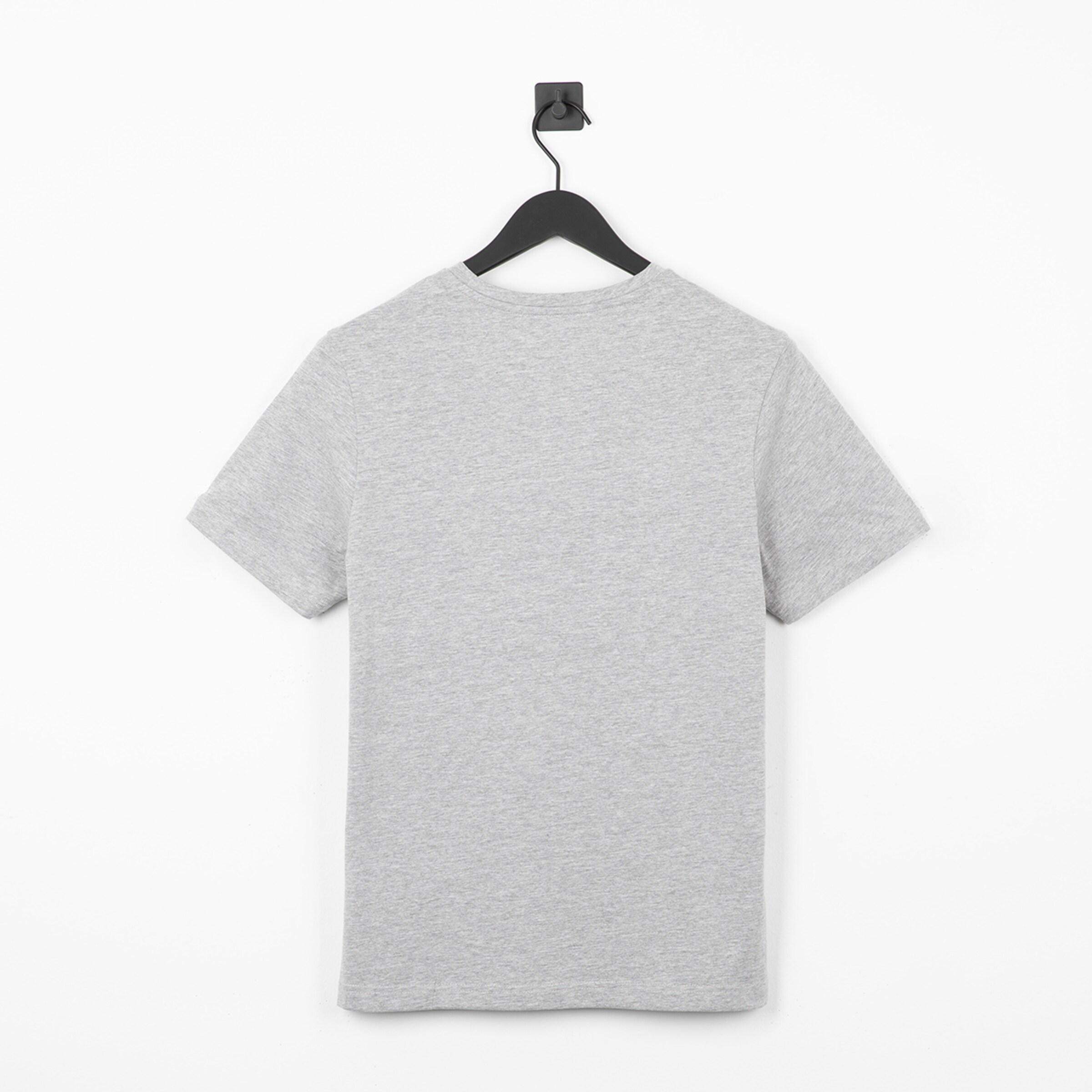 Grå T-shirt auf einem schwarzen Kleiderbügel Rückansicht.