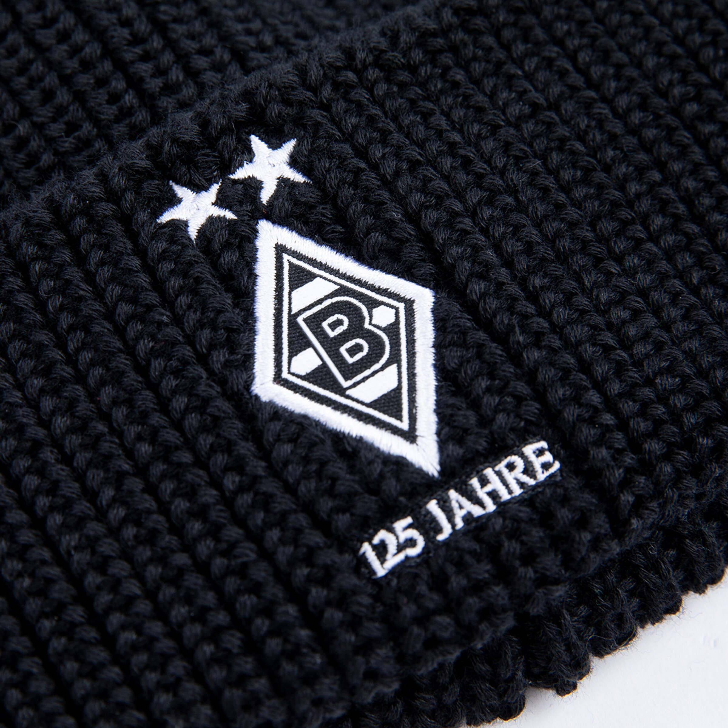 Schwarz gestrickte Mütze mit Borussia Mönchengladbach Logo und ‚125 Jahre‘ Schriftzug.