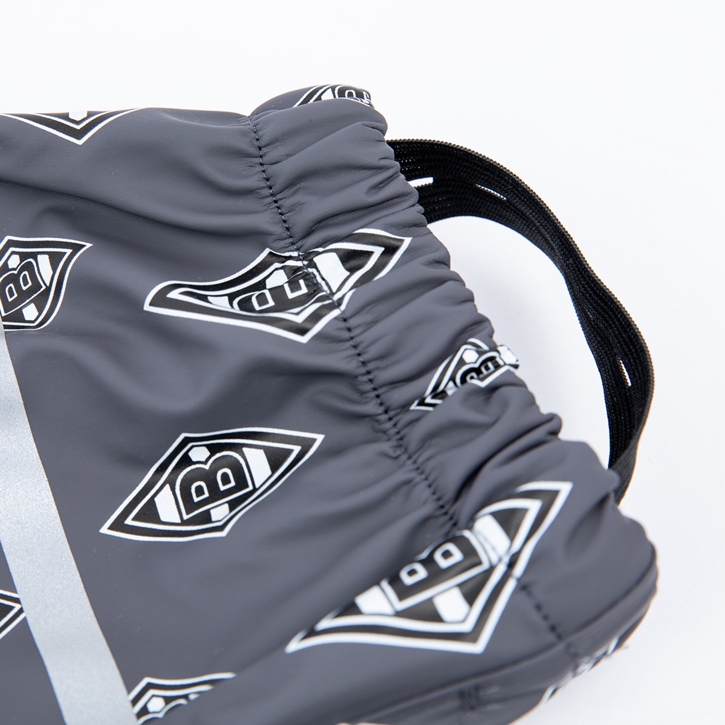 Grau/Schwarzer Sportsack mit Borussia Mönchengladbach-Logo und Zugband.