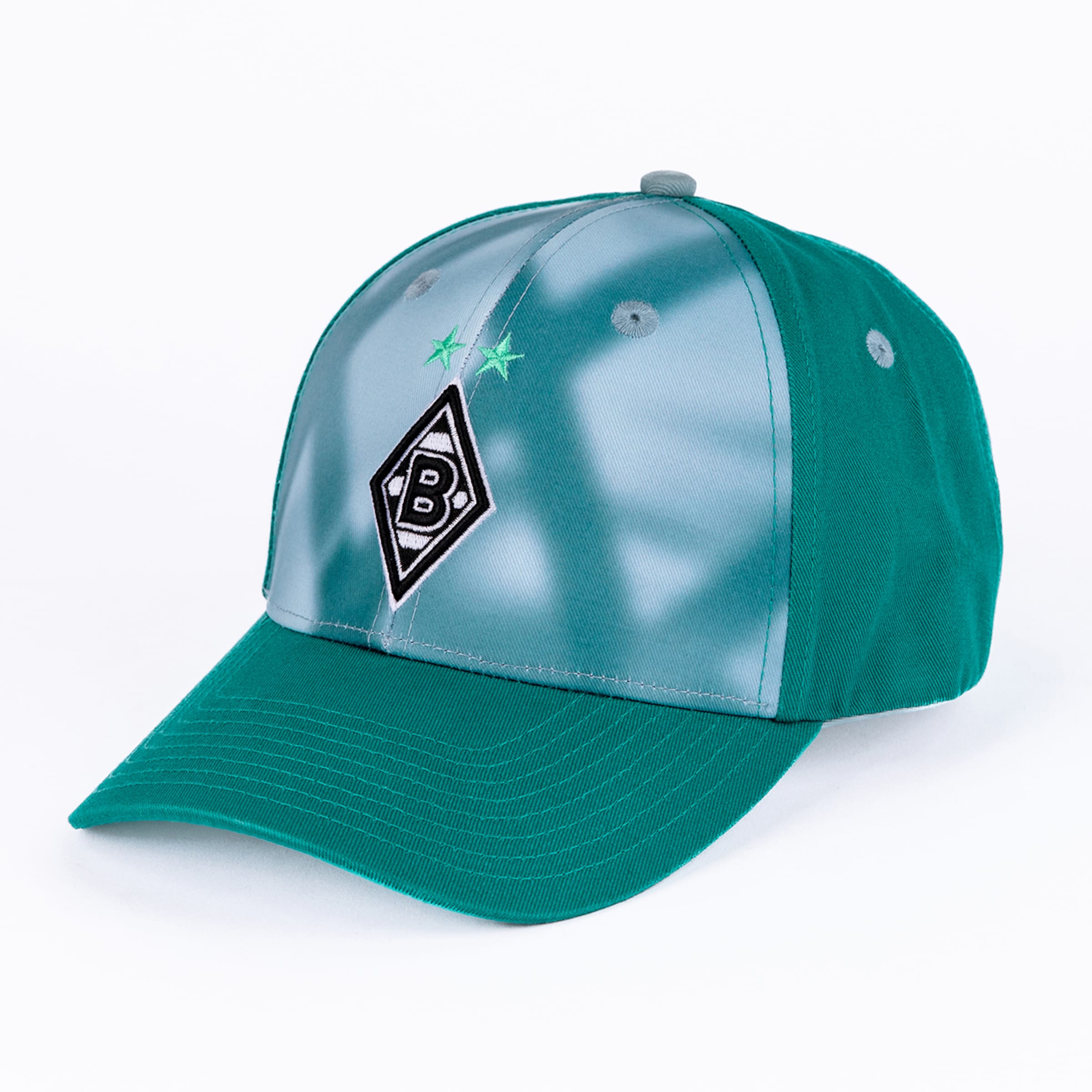 Grün-hellblaue Borussia Mönchengladbach Baseballkappe mit dem rautenförmigen Vereinslogo und zwei grünen gestickten Sternen auf der Vorderseite.