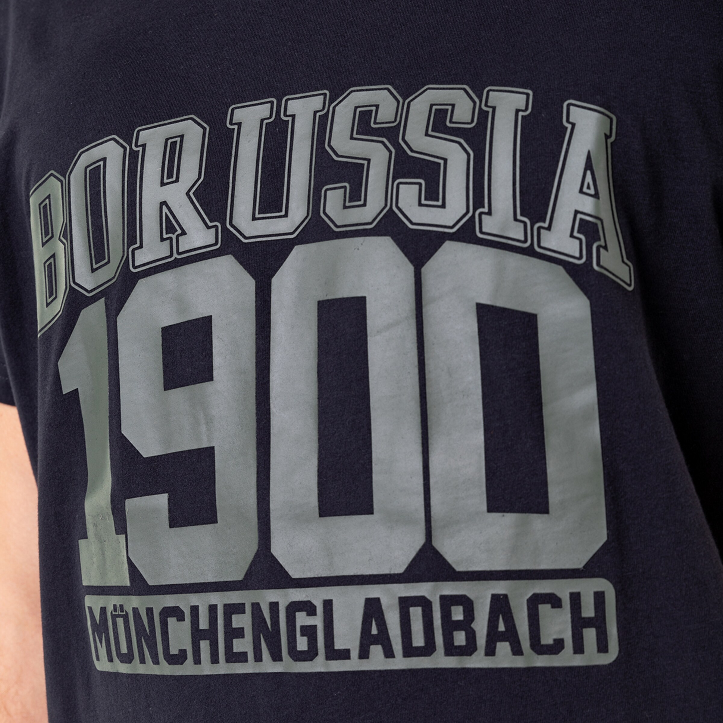 T-Shirt mit Aufdruck BORUSSIA 1900 MÖNCHENGLADBACH in großen Buchstaben.
