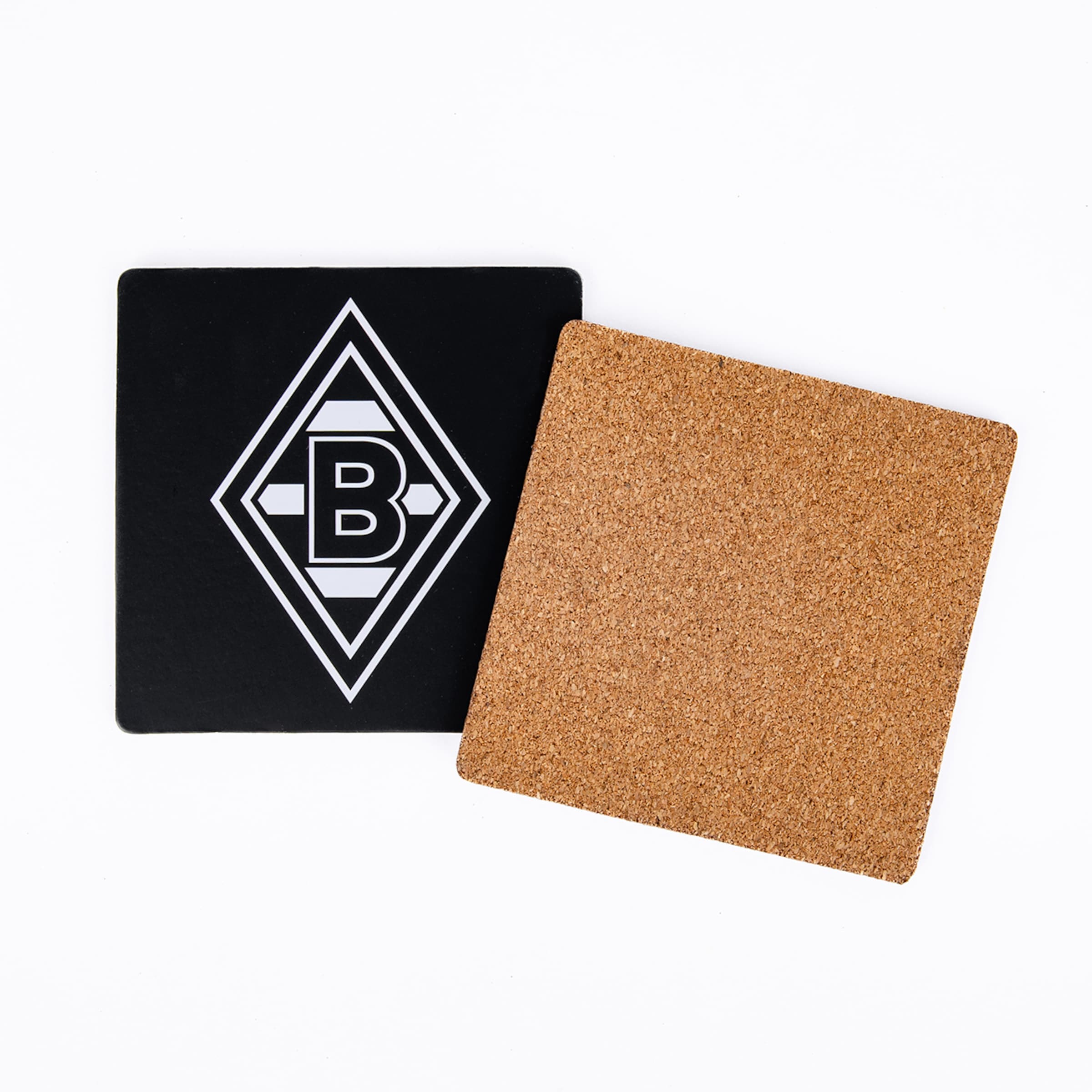 Zwei quadratische Untersetzer: einer schwarz mit Borussia-Mönchengladbach-Logo, der andere aus schlichtem braunem Kork.