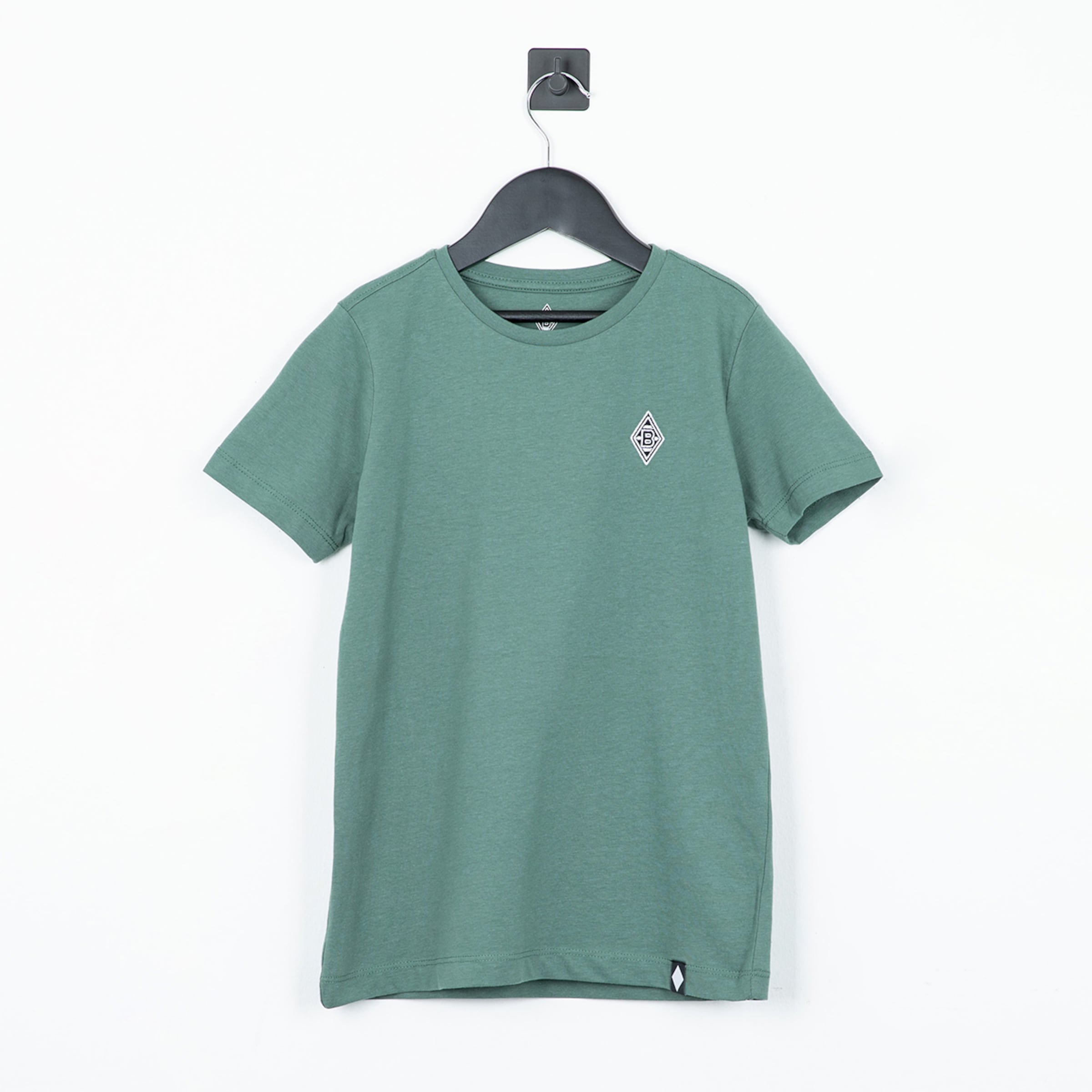 Grünes T-Shirt mit Logo auf der linken Brustseite.