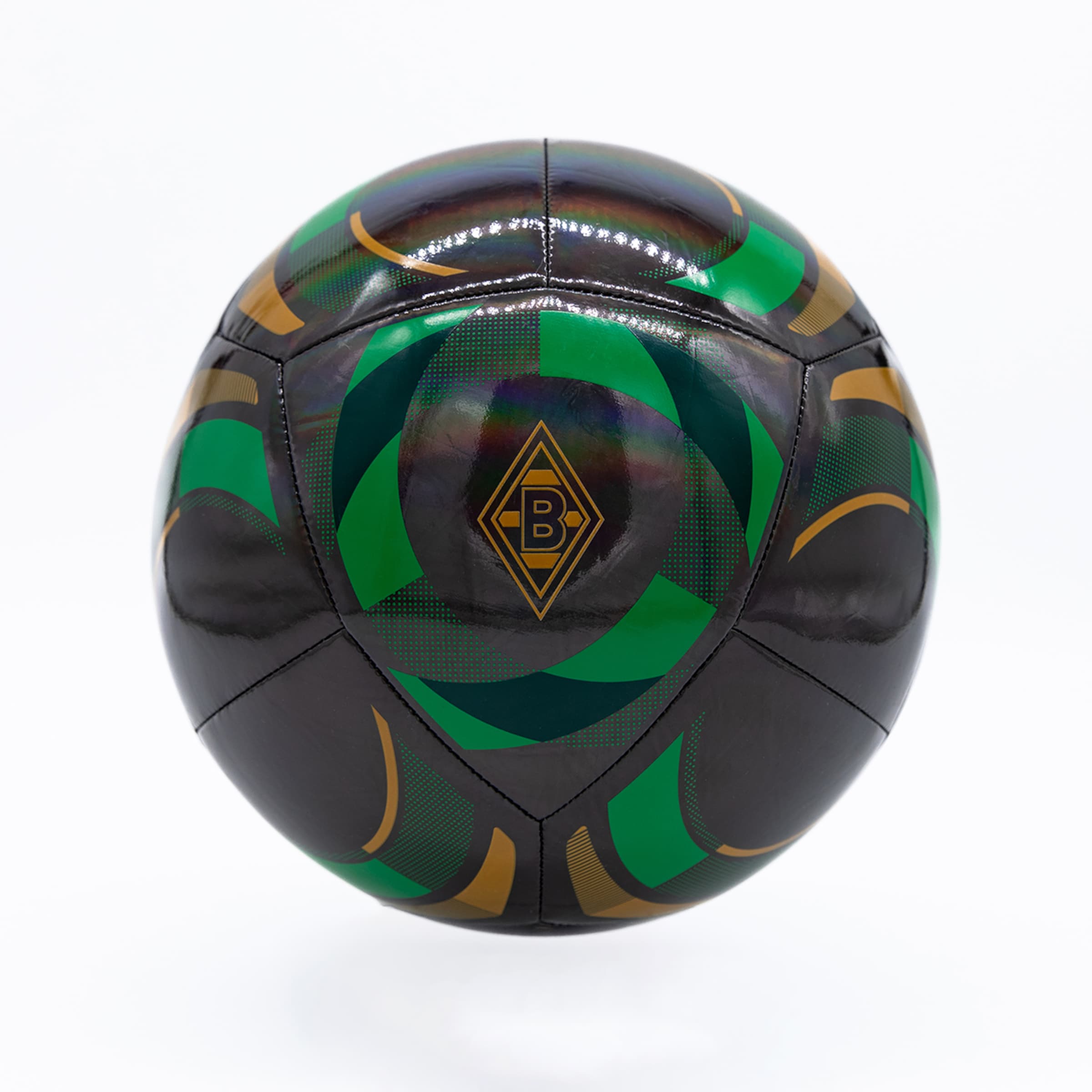 Schwarz-grüner Fußball mit irisierendem Glanz und dem goldenen Logo von Borussia Mönchengladbach vor weißem Hintergrund.