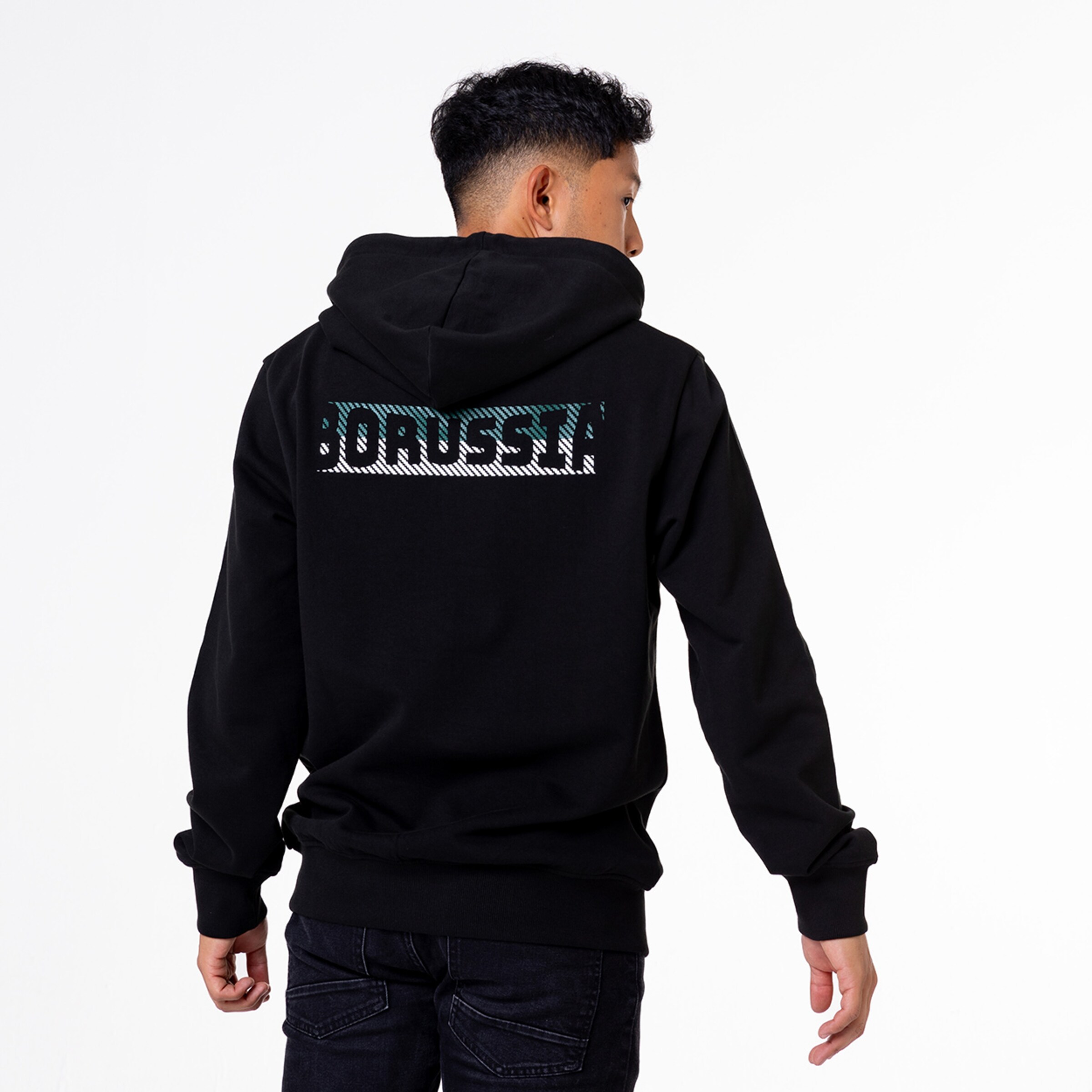 Rückansicht eines Mannes in schwarzem Hoodie mit Schriftzug Borussia.