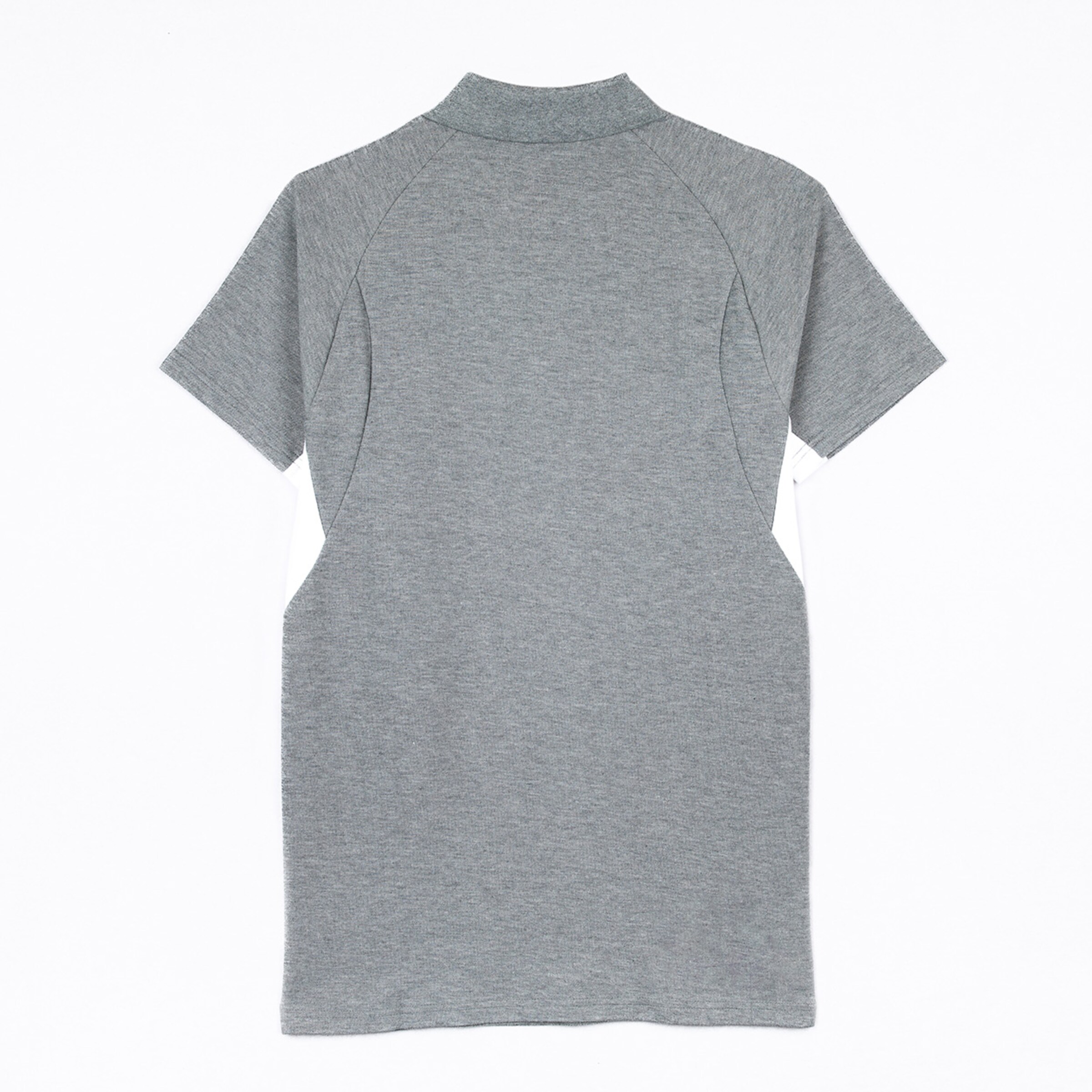 Rückansicht eines grauen Poloshirts mit kurzen Ärmeln und einem klassischen Kragen.