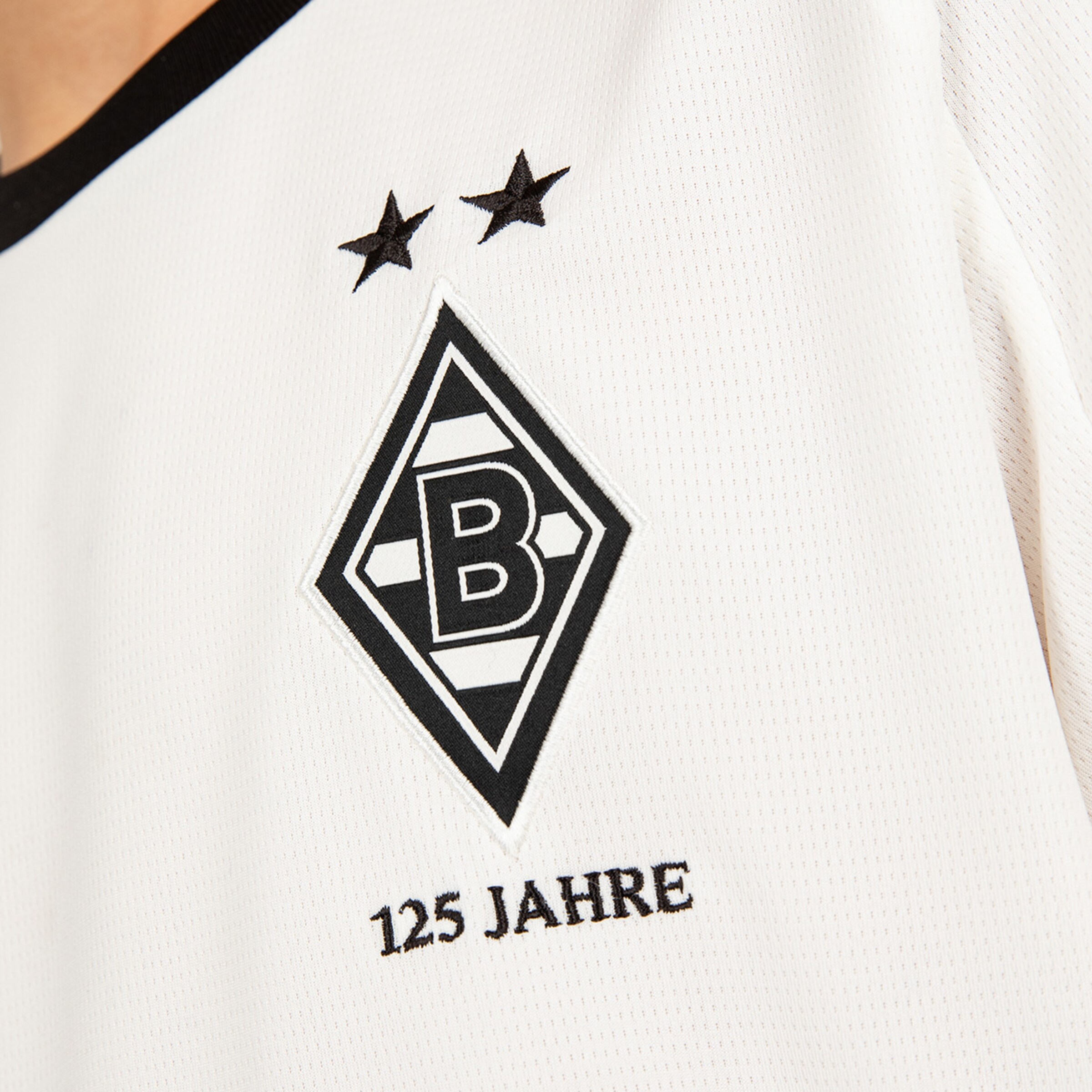 Eingesticktes Borussia Mönchengladbach Logo mit zwei Sternen und 125 Jahre daneben.