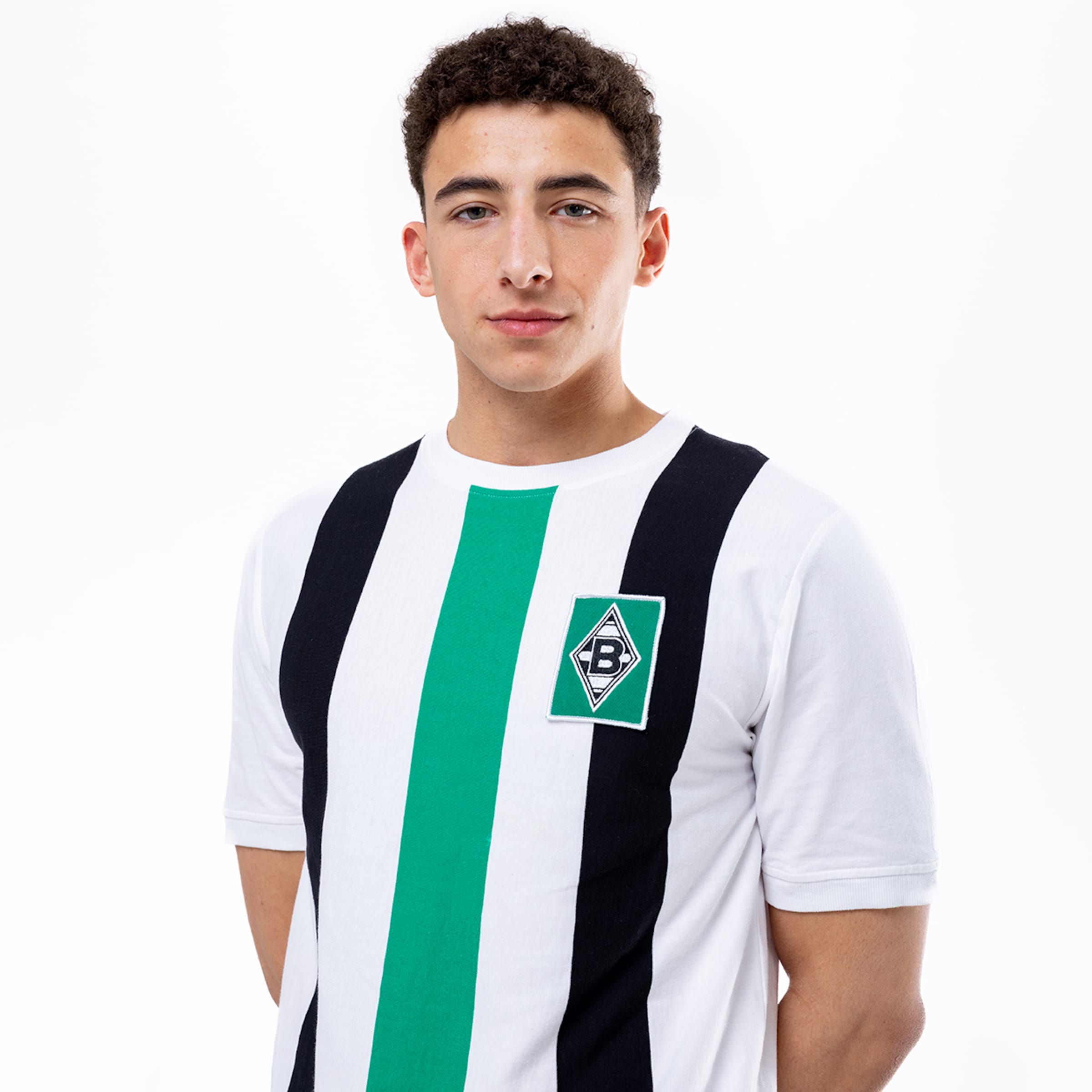 Ein junger Mann in einem Borussia Mönchengladbach Trikot mit Streifen in Schwarz Weiß und Grün.
