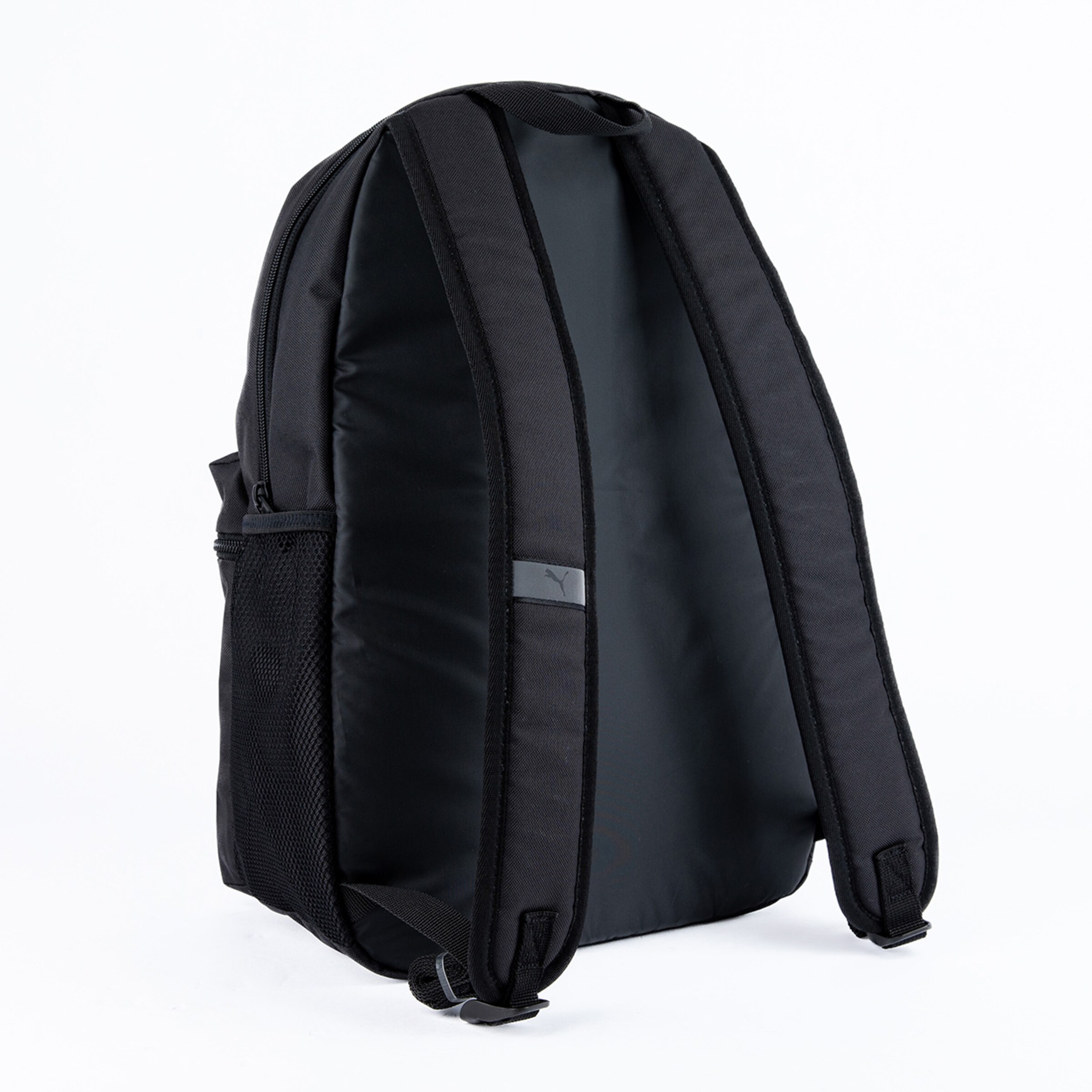 Schwarzer Rucksack mit gepolsterten Trägern und seitlichem Netzfach.