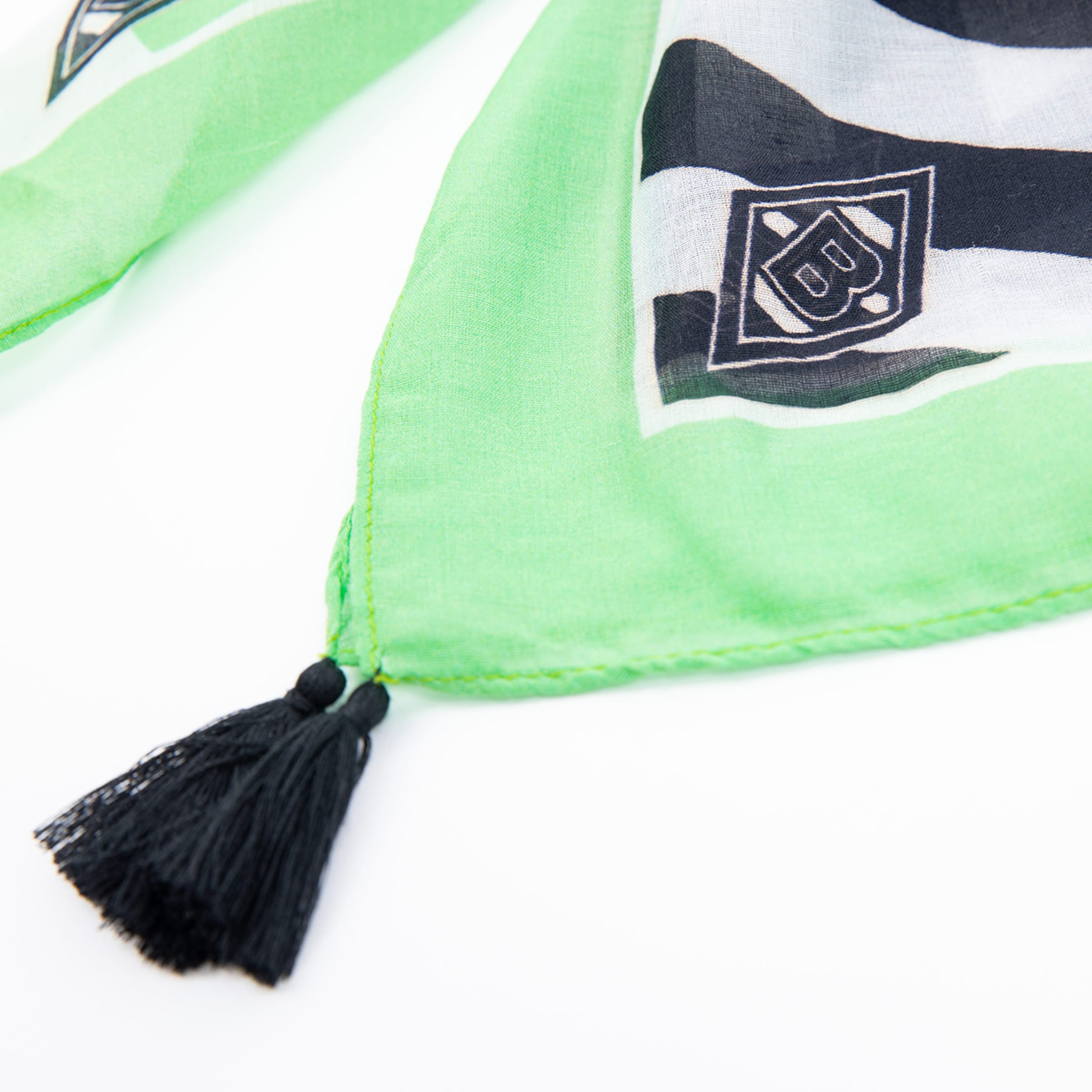 Schal in grün mit Schwarz-Weiß-Muster und Logo von Borussia Mönchengladbach