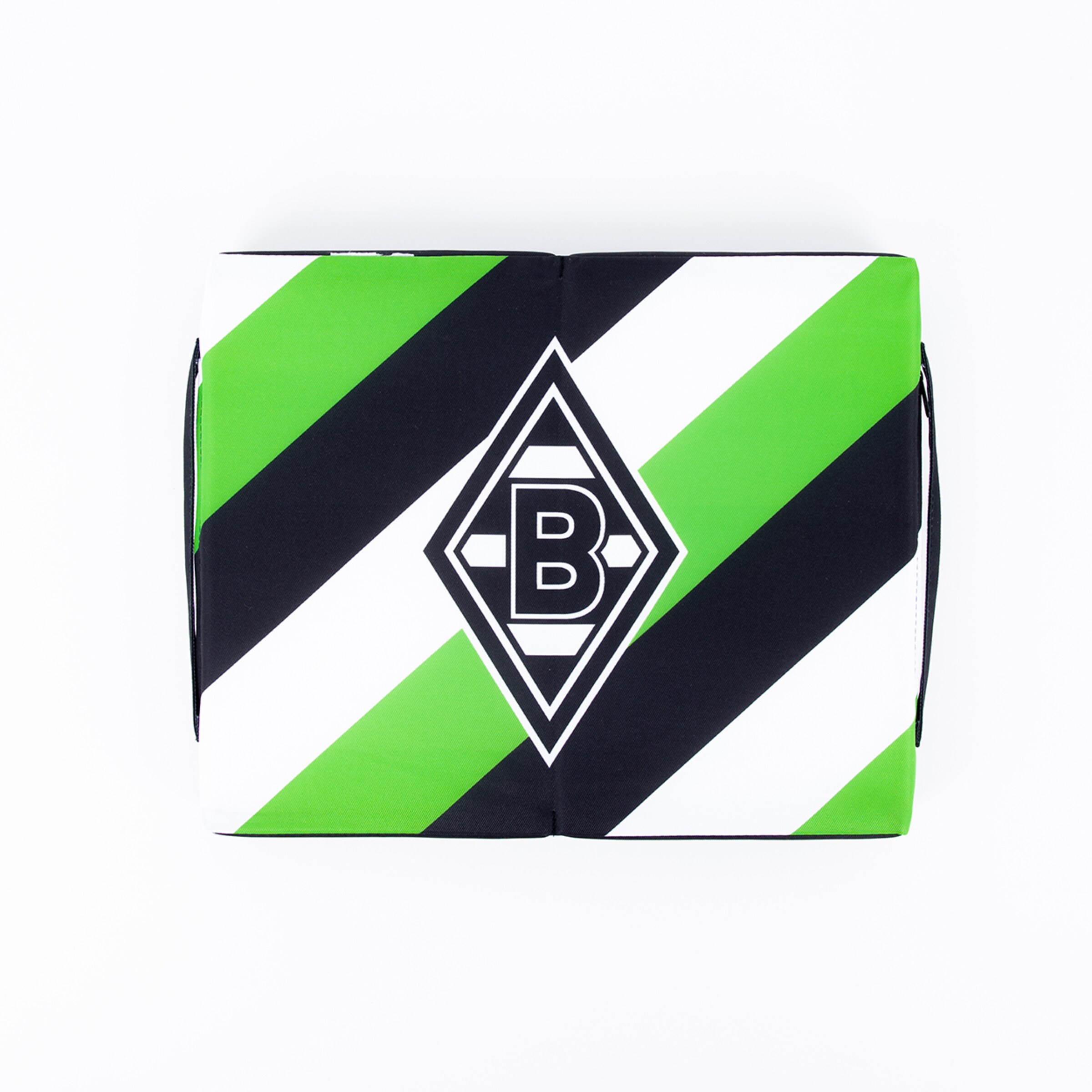 Eine aufgeklappte Sporttasche mit einem geometrischen Muster in Schwarz Weiß und Grün sowie dem Borussia Mönchengladbach Logo in der Mitte.