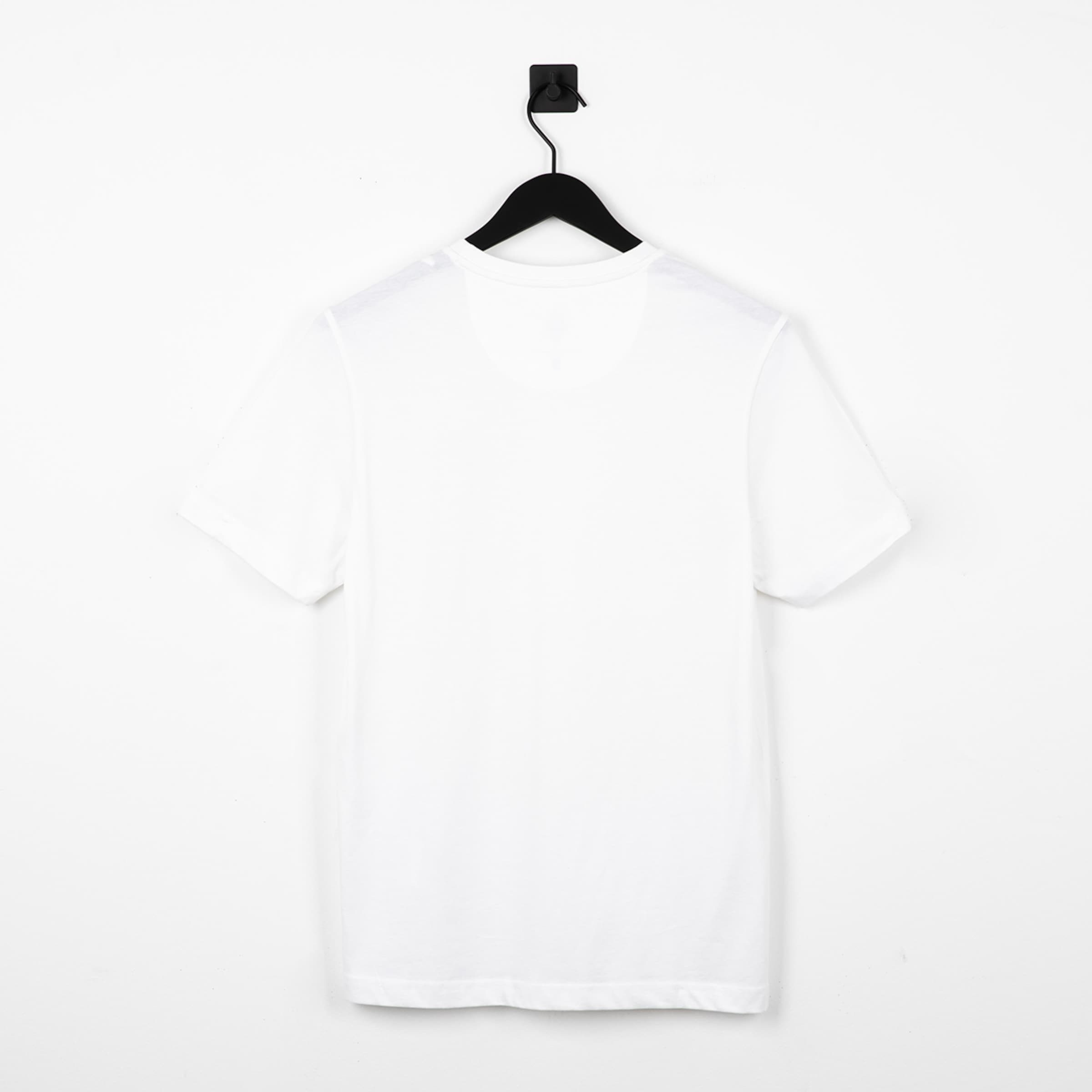 Weißes T-Shirt von hinten auf einem Kleiderbügel.