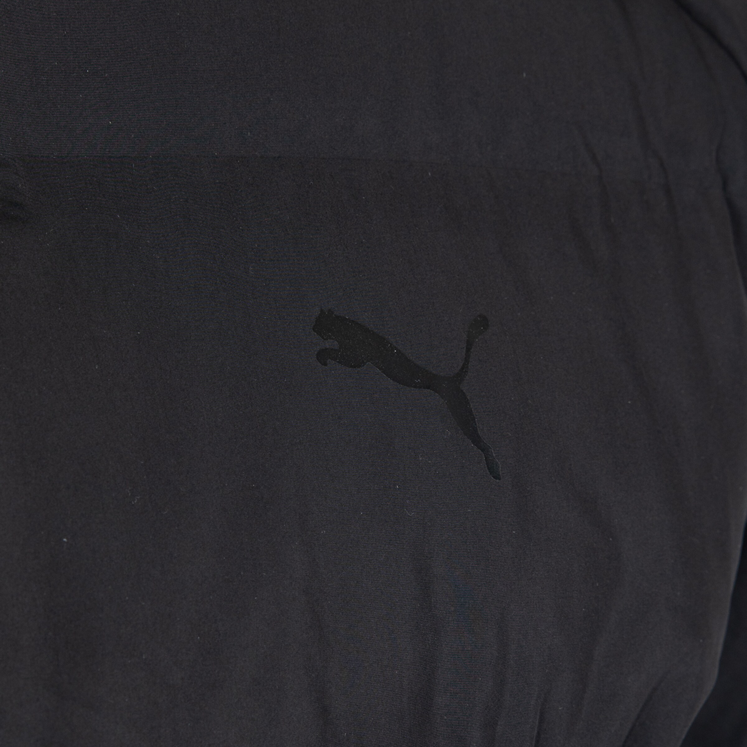 Schwarzes Material mit einem schwarzen Puma-Logo.