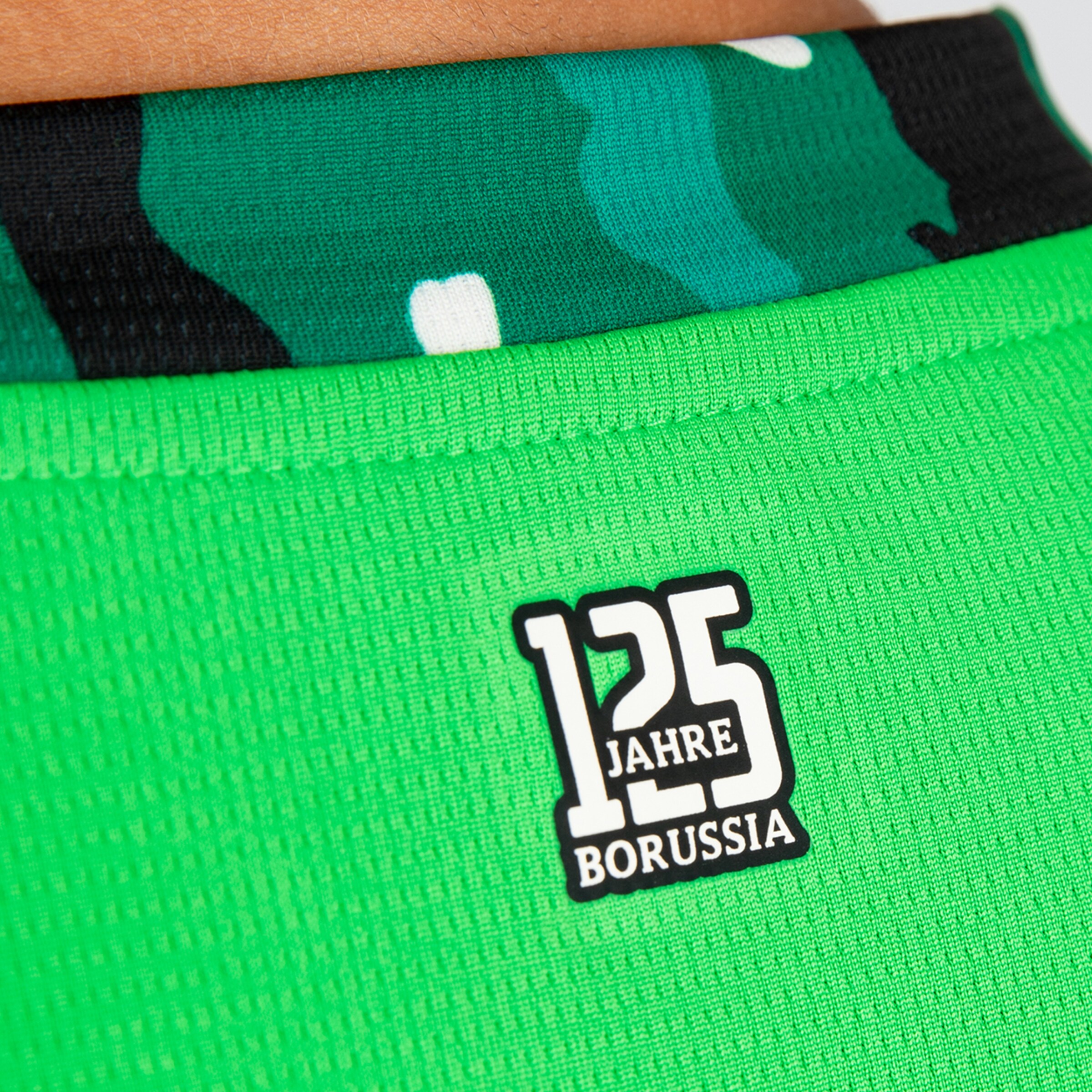 Aufdruck mit 125 Jahre Borussia auf einem Fußballtrikot.
