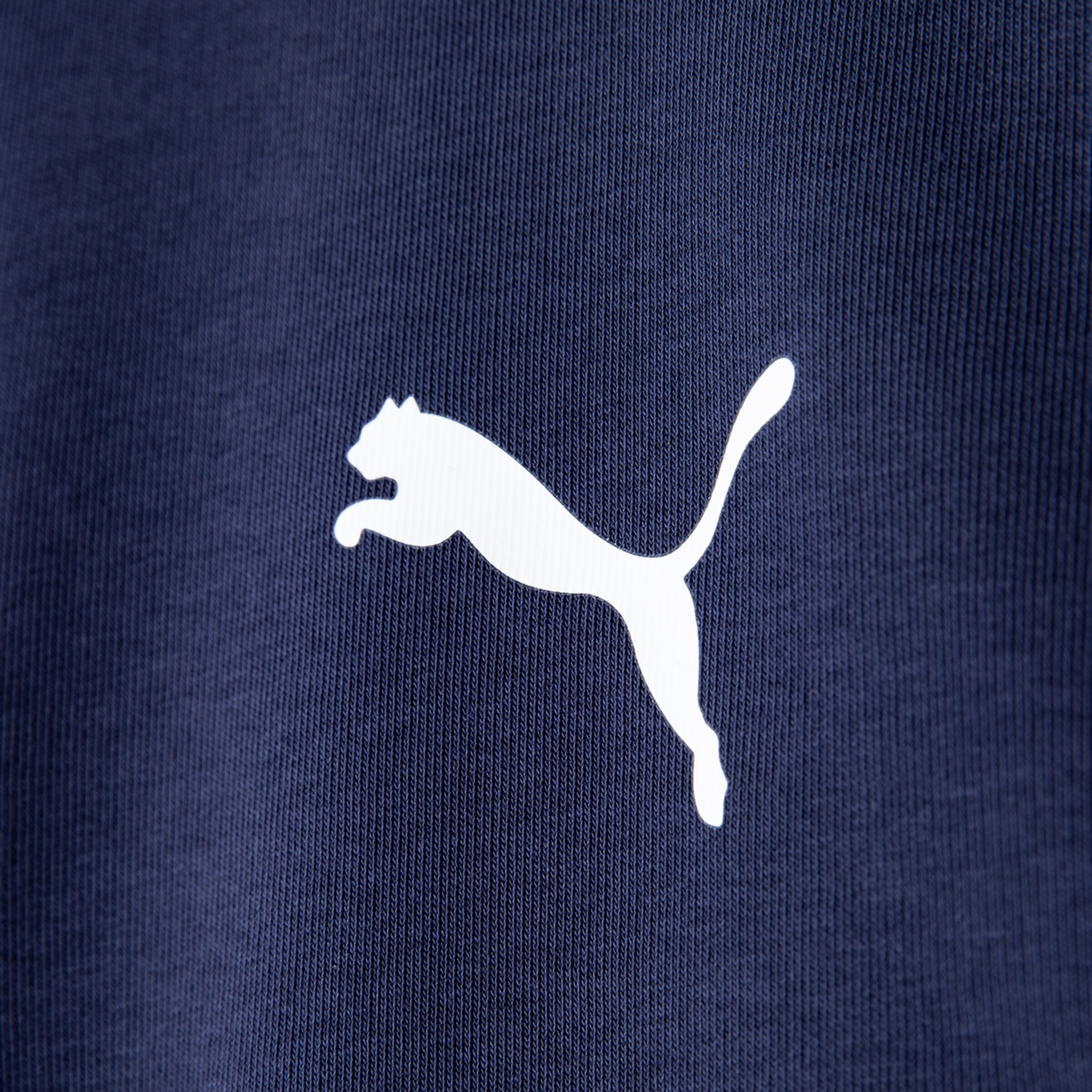 Logo der Marke Puma eine springende Katze in weiß auf dunkelblauem Stoff.
