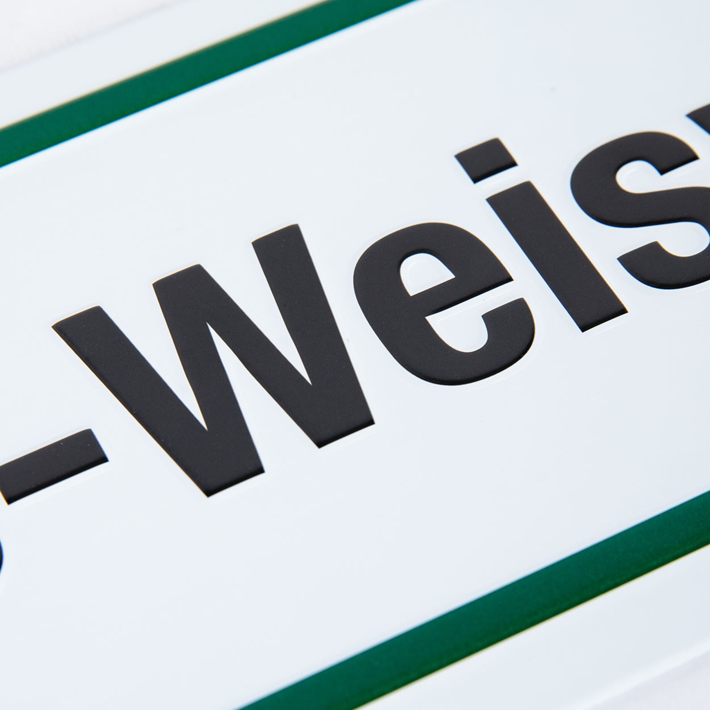 Ein Schild mit der Aufschrift Bökelbergstraße in großen schwarzen Buchstaben.