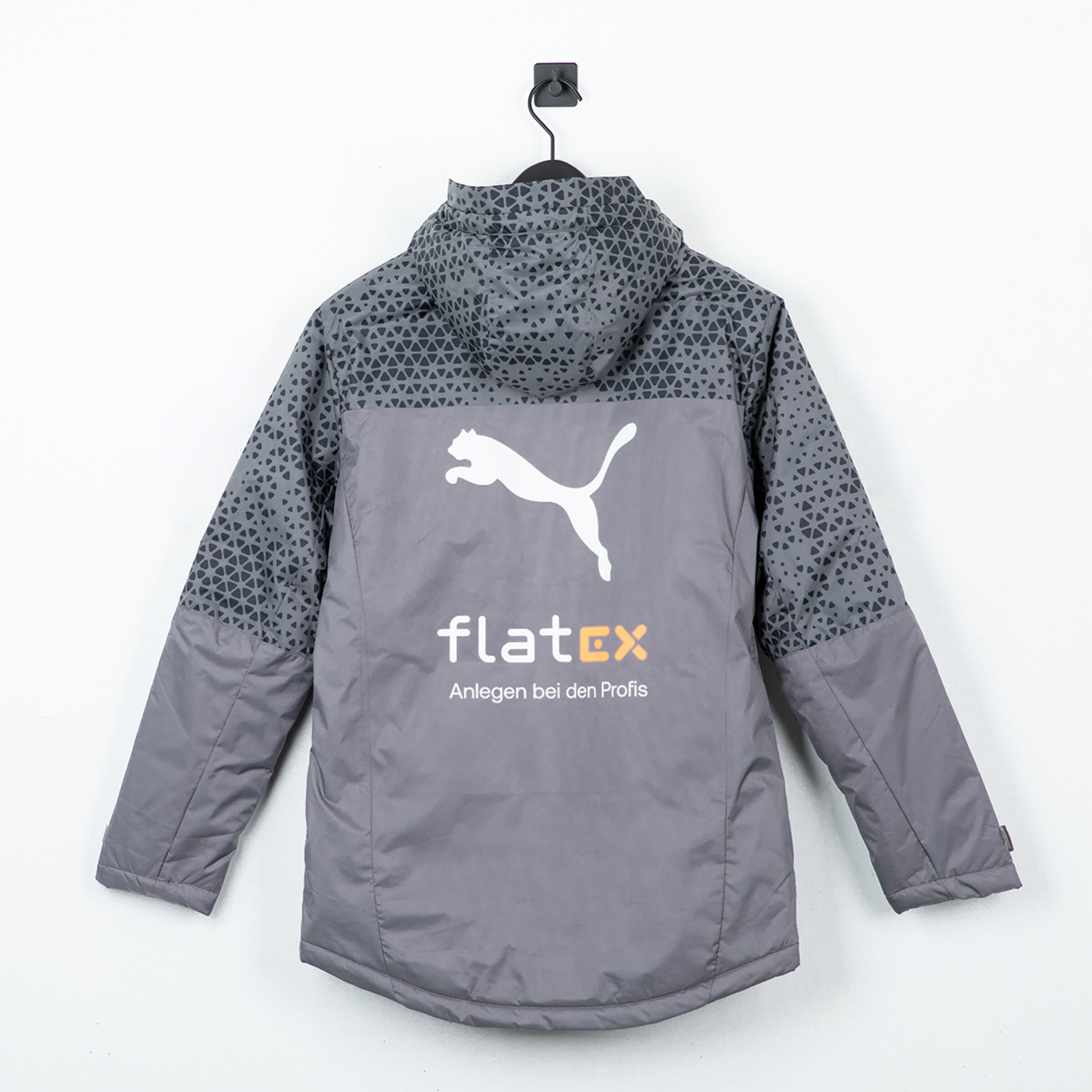 Graue Winterjacke mit Puma-Logo und flatex-Schriftzug.