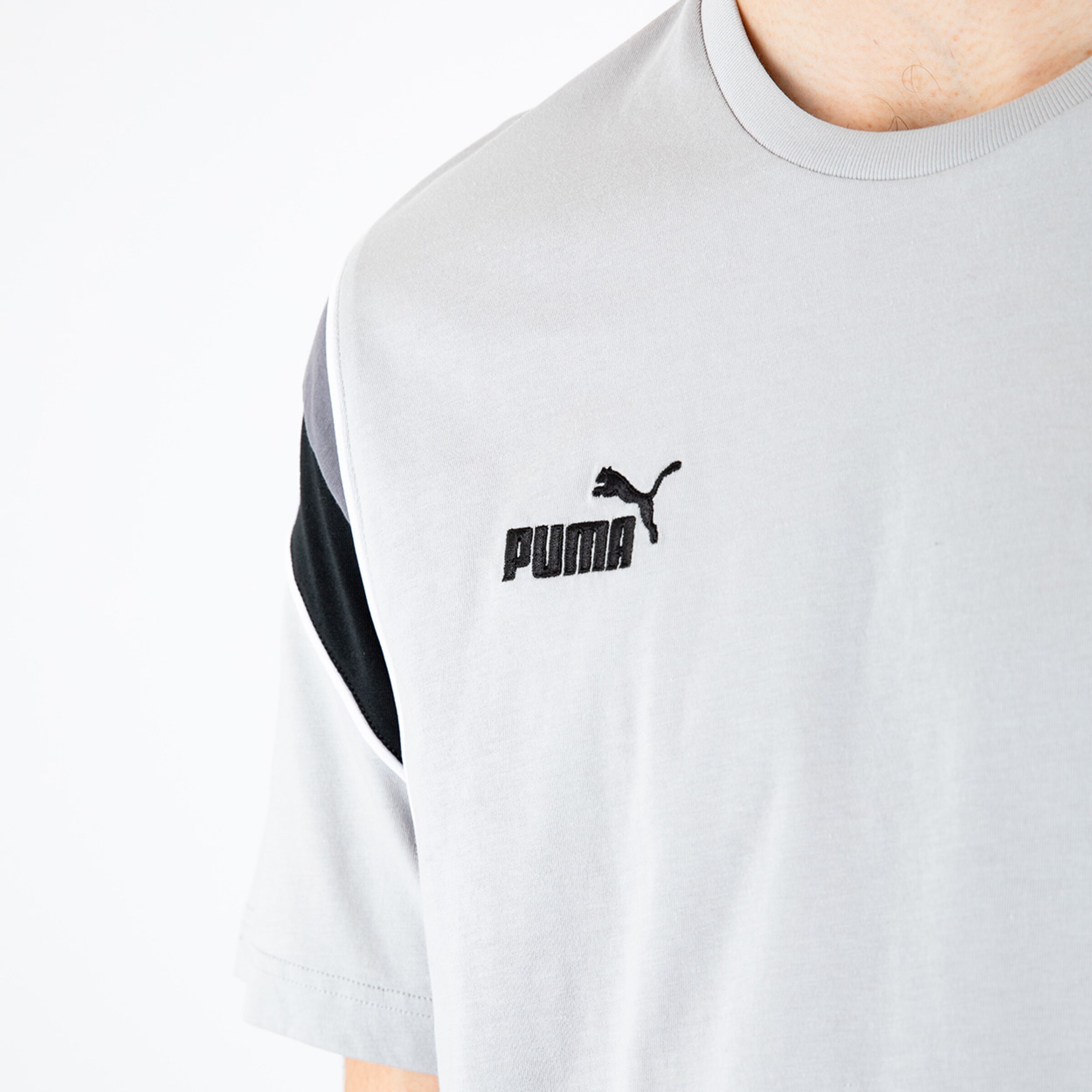 Herren T-Shirt von PUMA in Grau mit schwarzem Logo auf der linken Brust.