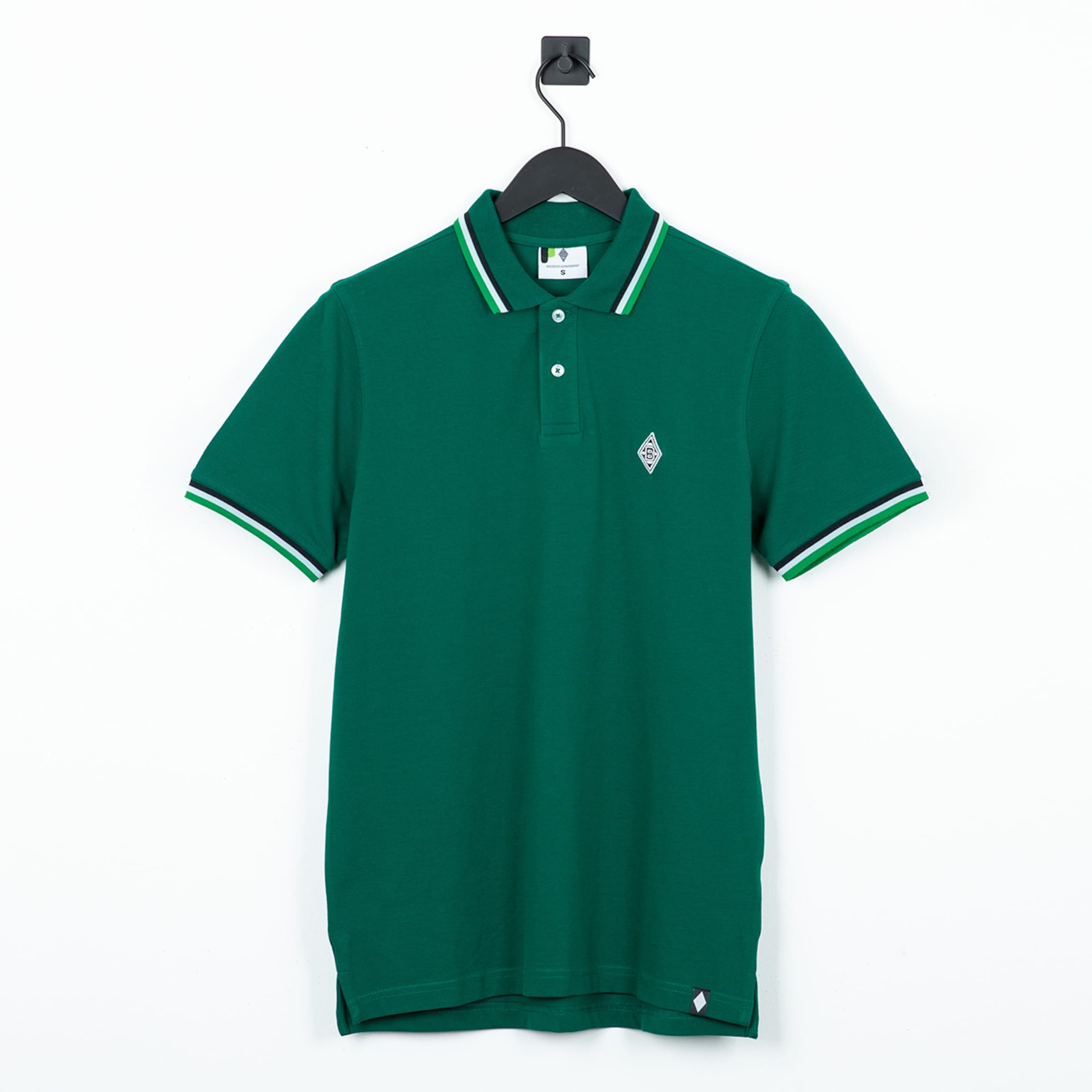 Dunkelgrünes Polo-Shirt mit weiß-schwarz gestreiftem Kragen und Ärmelsäumen sowie kleinem weißem Rauten-Logo auf der Brust.