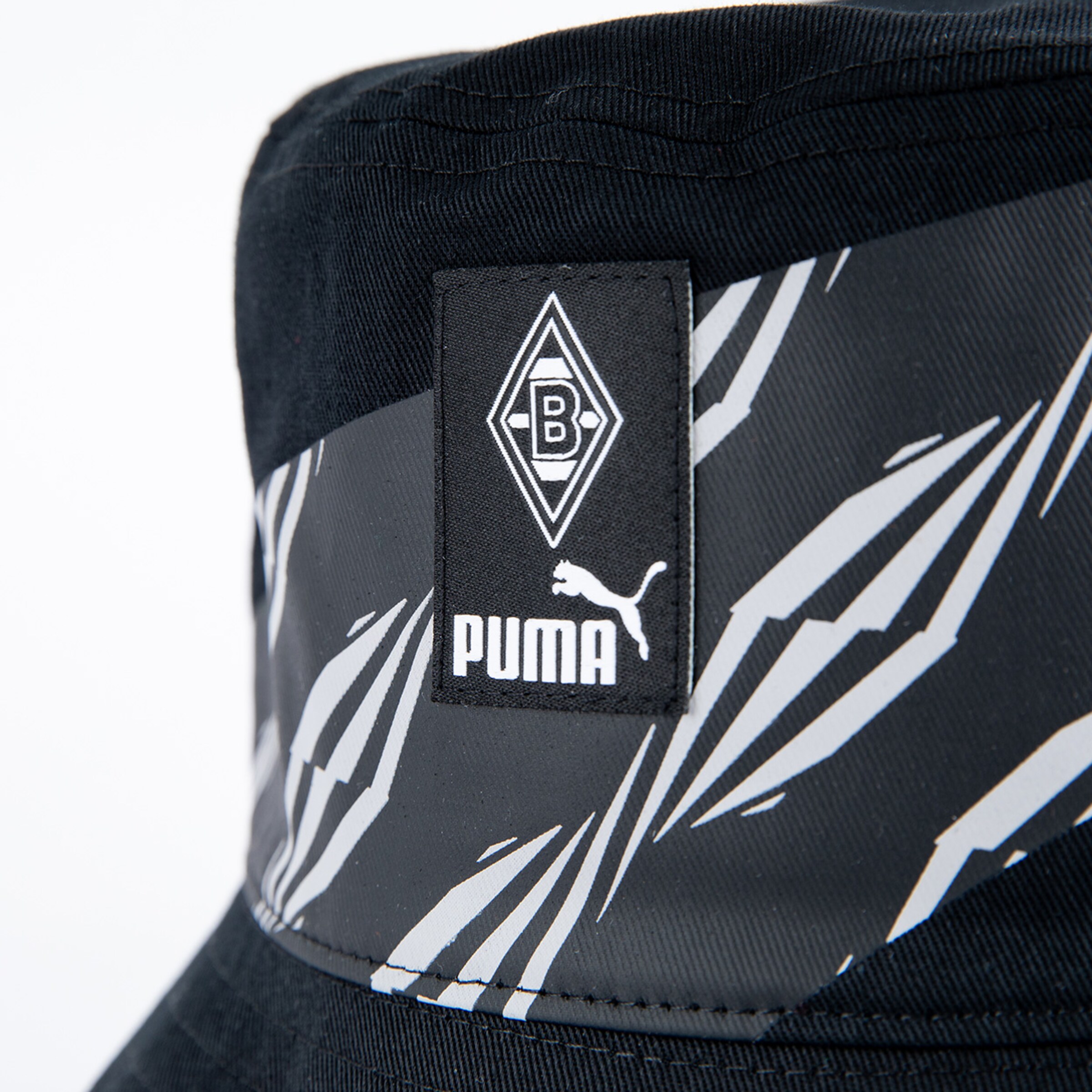 Schwarzer Puma-Hut mit Borussia Mönchengladbach-Logo und modernem Design.