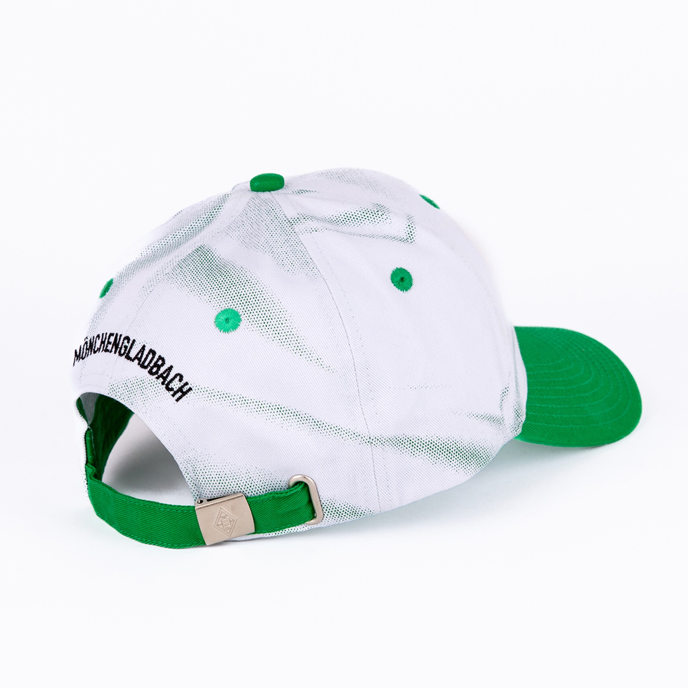 Rückansicht einer weiß-grünen Mönchengladbach Kappe mit schwarzem „MÖNCHENGLADBACH“-Schriftzug und verstellbarem Riemen.