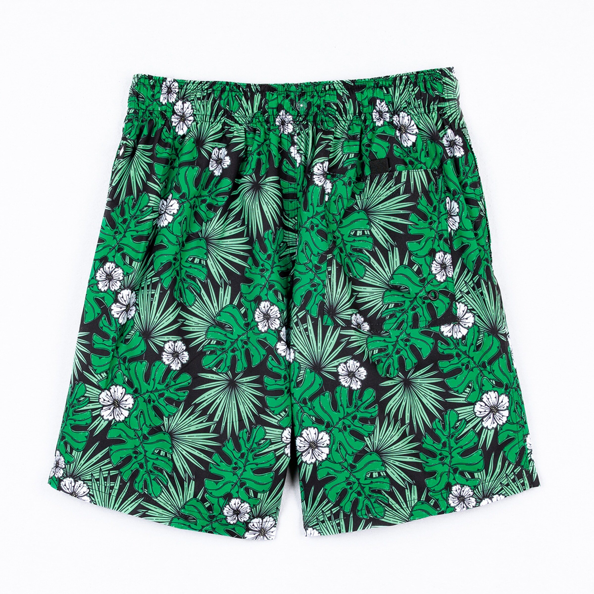 Schwarz-grüne Badehose mit tropischem Blatt- und Blütenmuster.