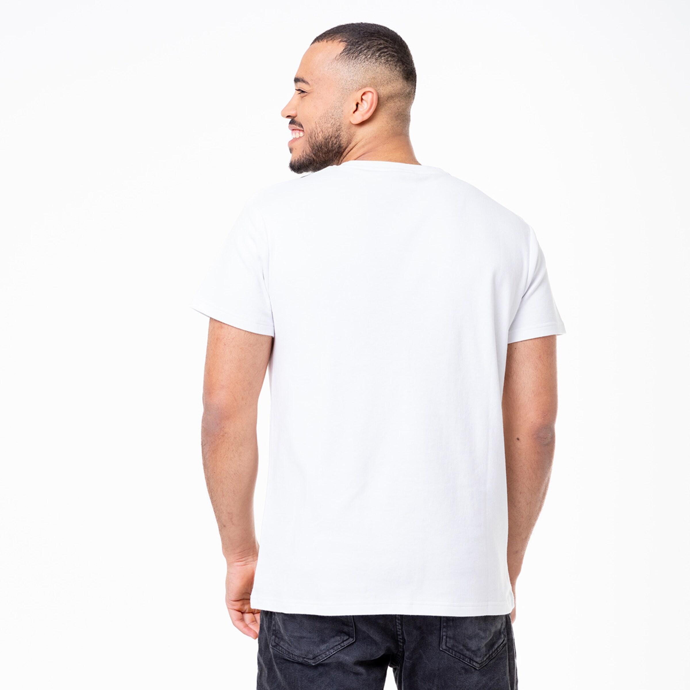 Mann mit kurzer weißer T-Shirt von hinten.