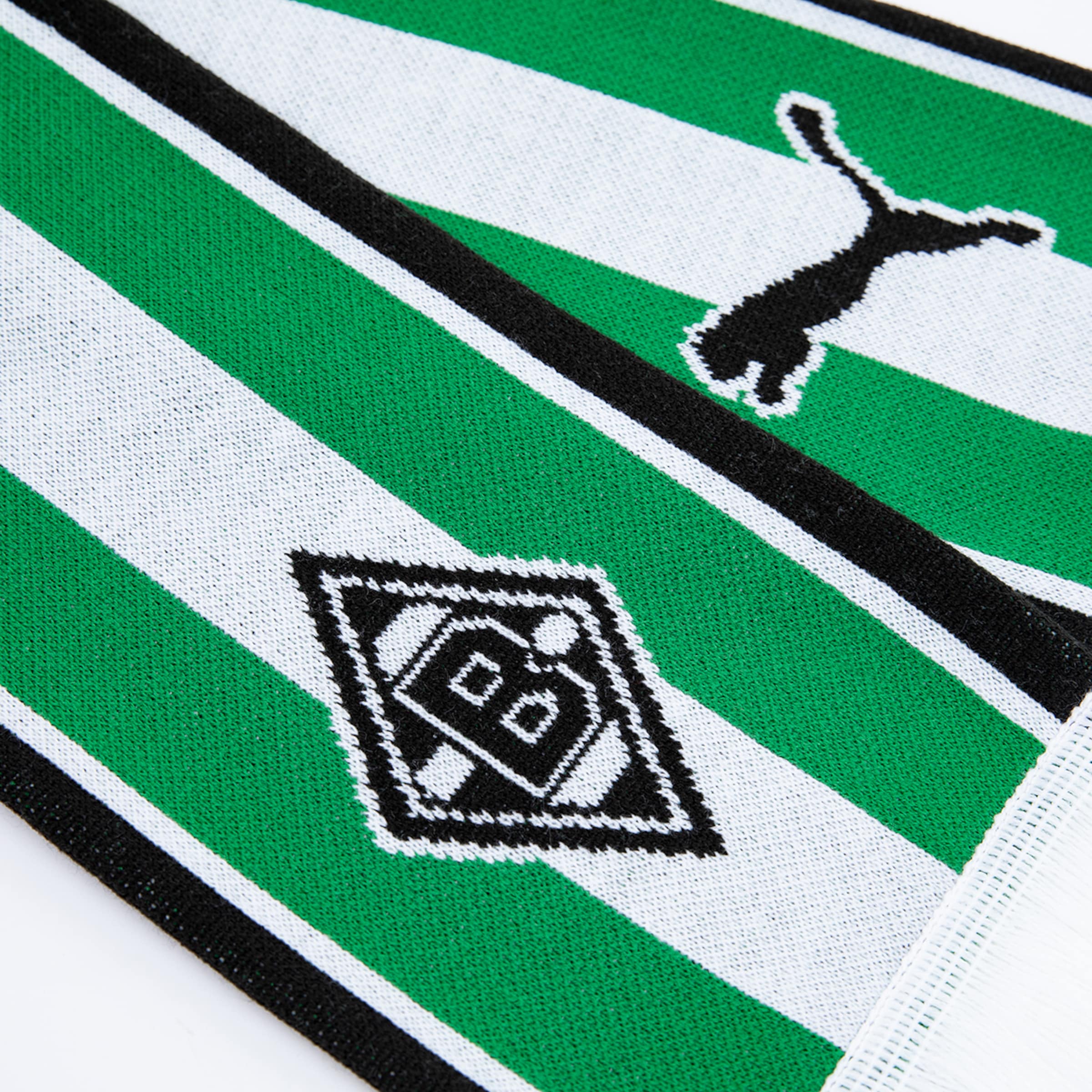 Nahaufnahme eines grün-weiß-schwarz gestreiften Fanschals von Borussia Mönchengladbach mit Vereinswappen und Puma-Logo.