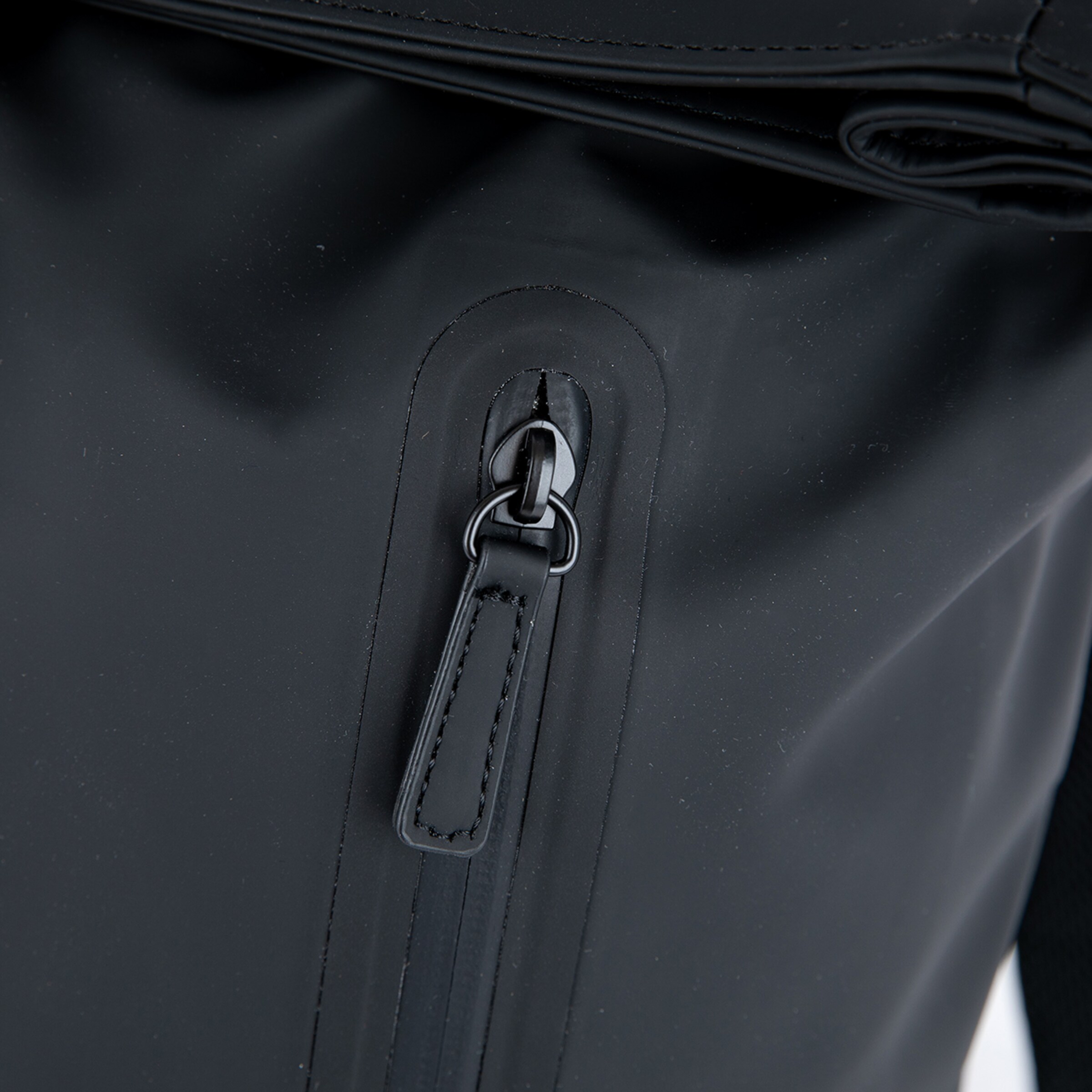 Schwarze Tasche mit einem Reißverschluss und einem silbernen Anhänger.