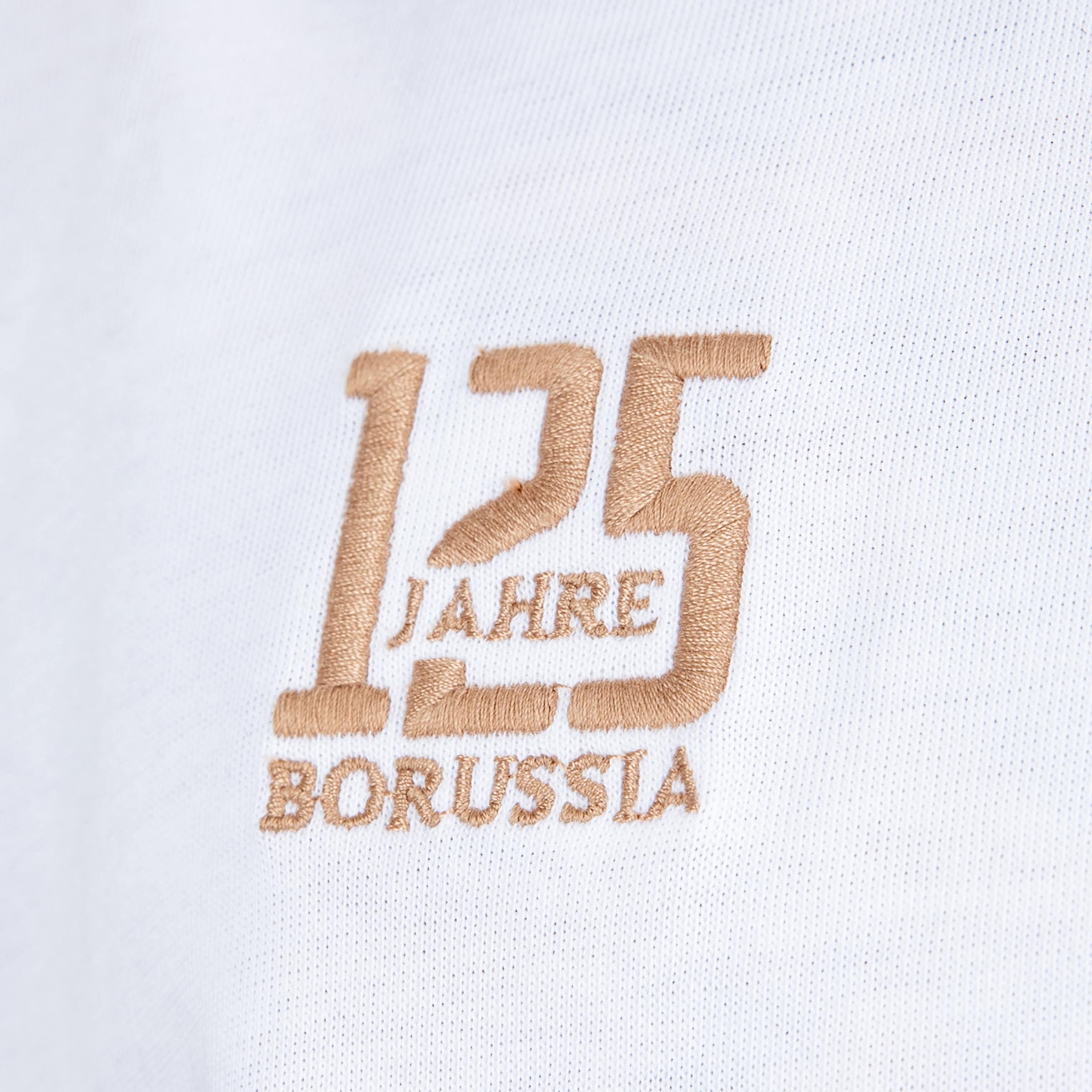 Goldfarbene Stickerei auf weißem Stoff: Der Schriftzug „125 JAHRE BORUSSIA“ in großen, stilisierten Ziffern.