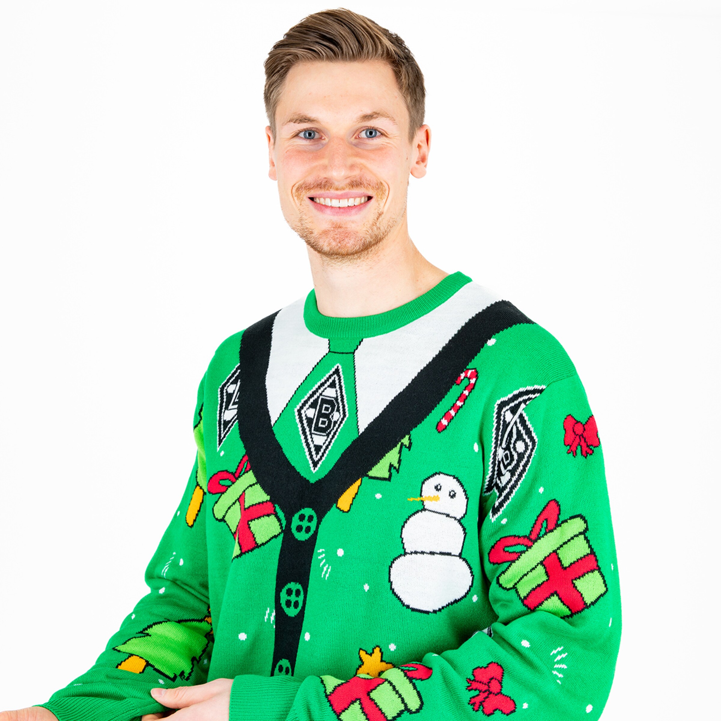Spieler mit einem weihnachtlichen Pullover der Geschenke und eine Schneemannmotivation zeigt.