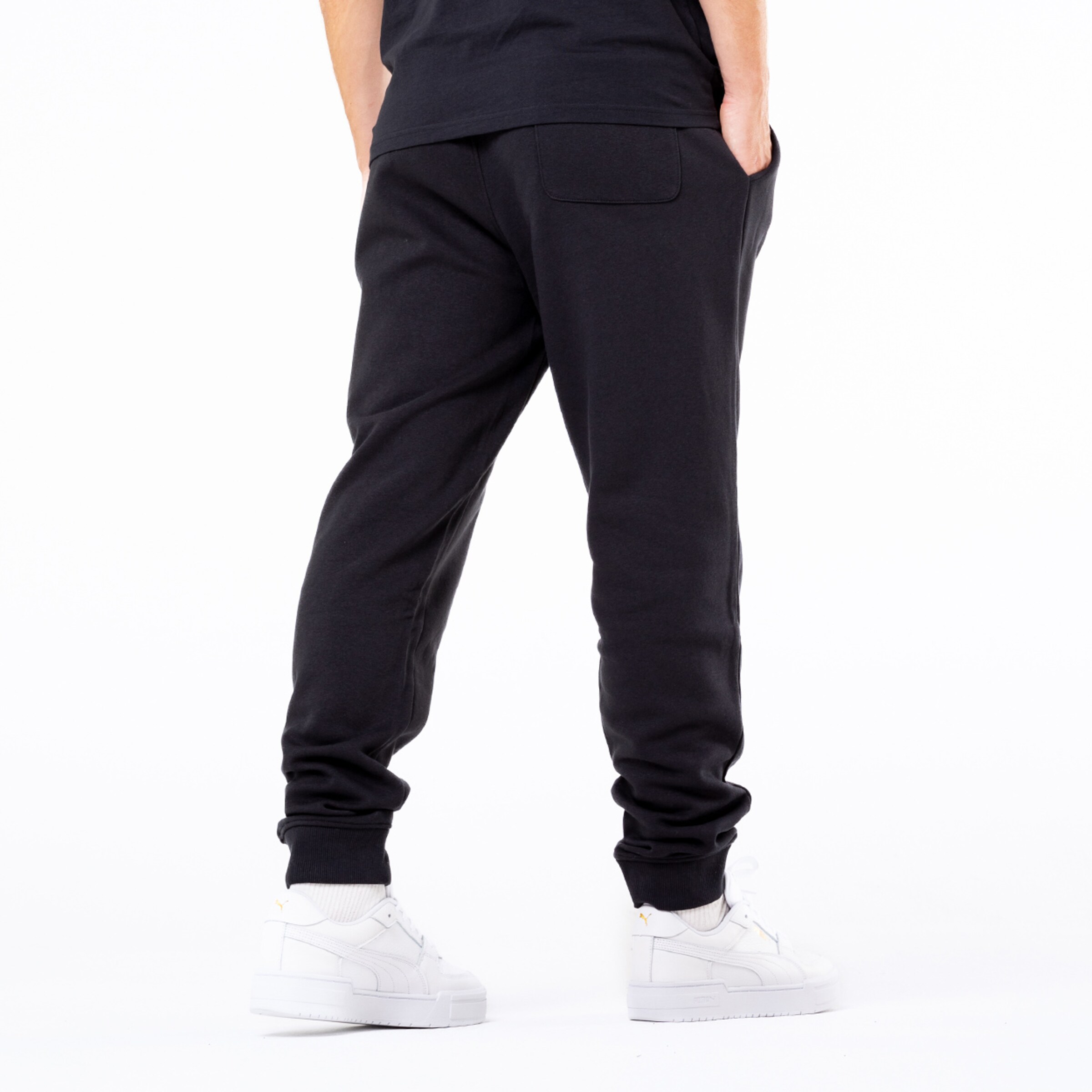 Schwarze Jogginghose mit seitlichen Taschen und elastischem Bündchen.