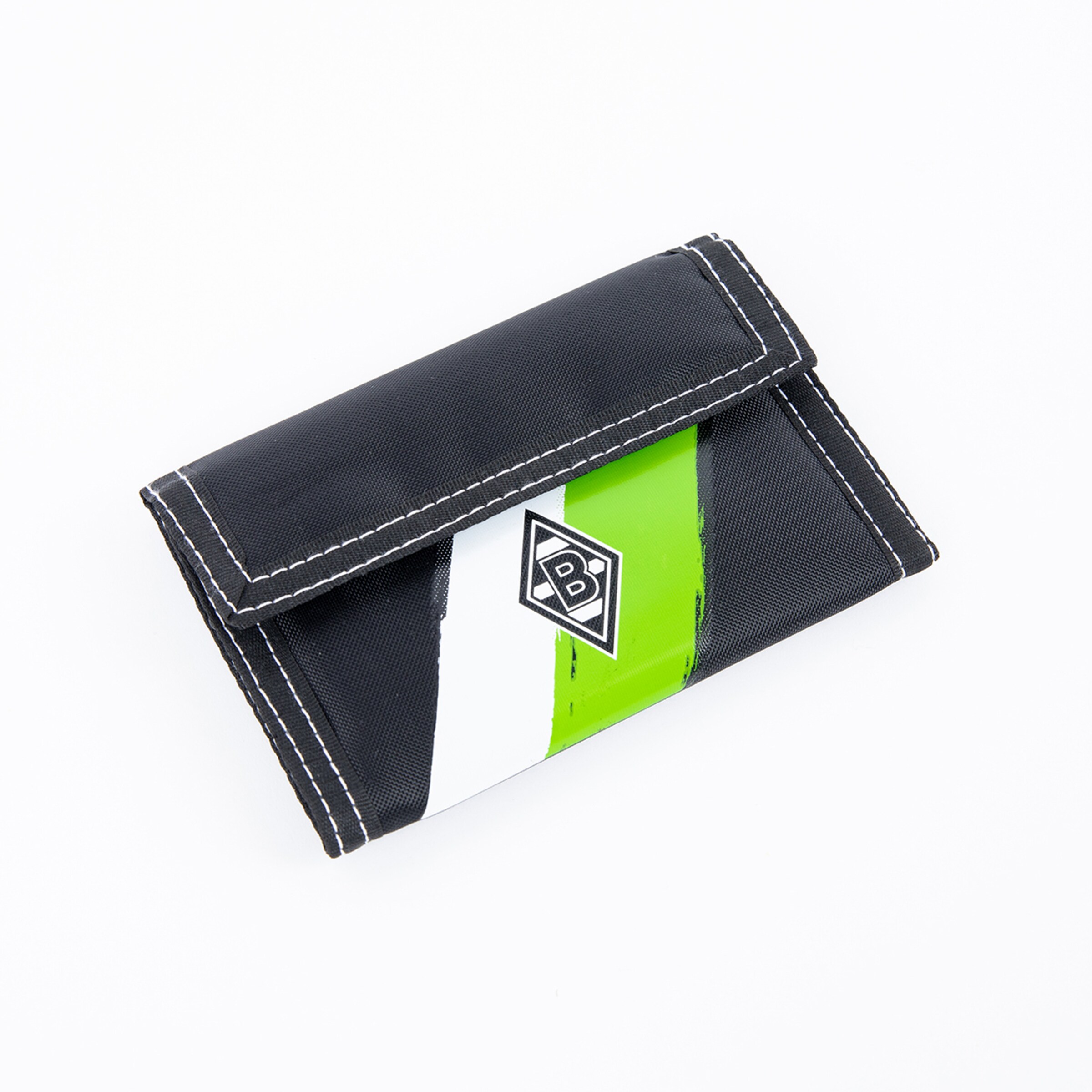 Schwarze Geldbörse mit Logo von Borussia Mönchengladbach und grünem Streifen.