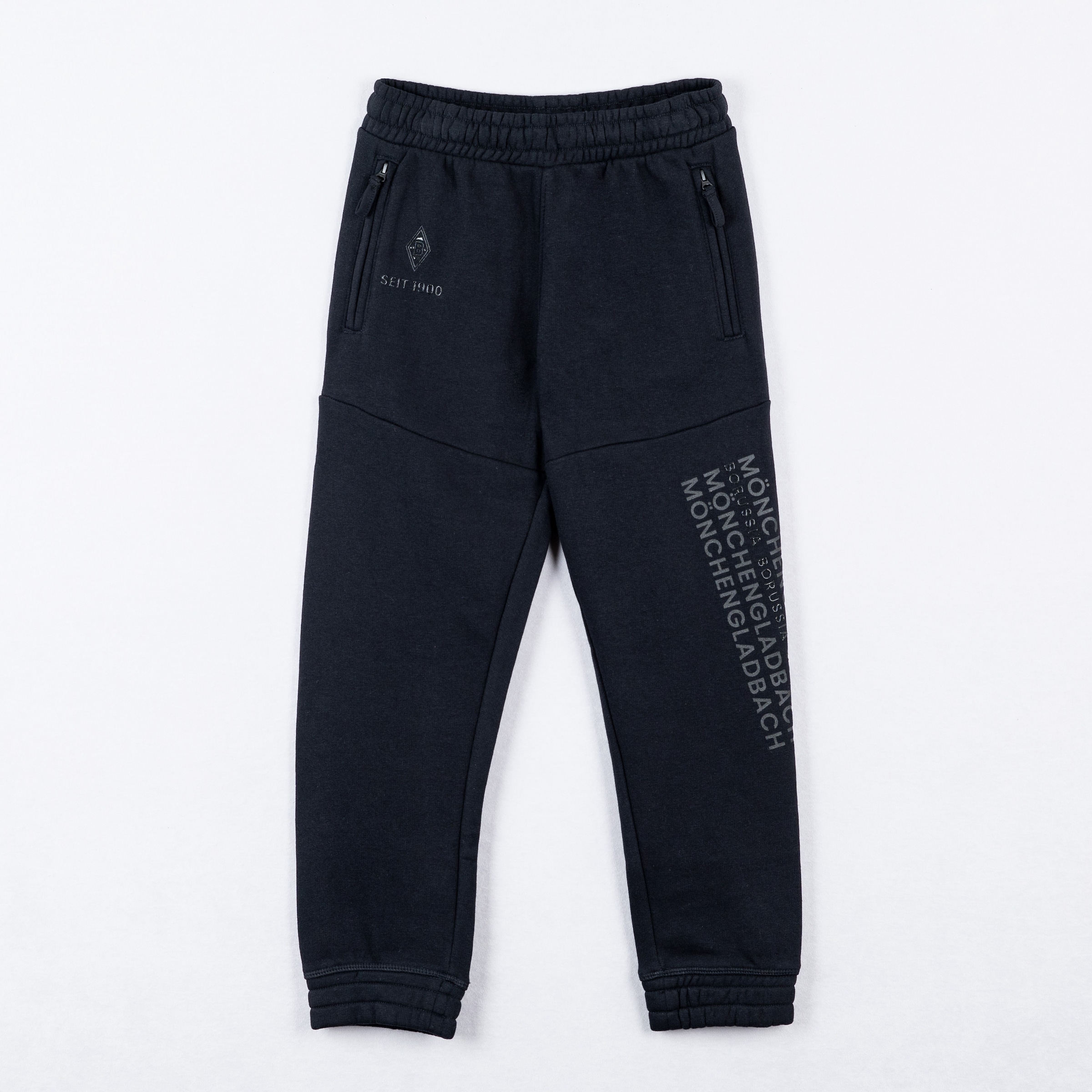 Schwarze Borussia Mönchengladbach Jogginghose mit Rauten-Logo, Zipp-Taschen und vertikalem Vereins-Schriftzug am Bein.