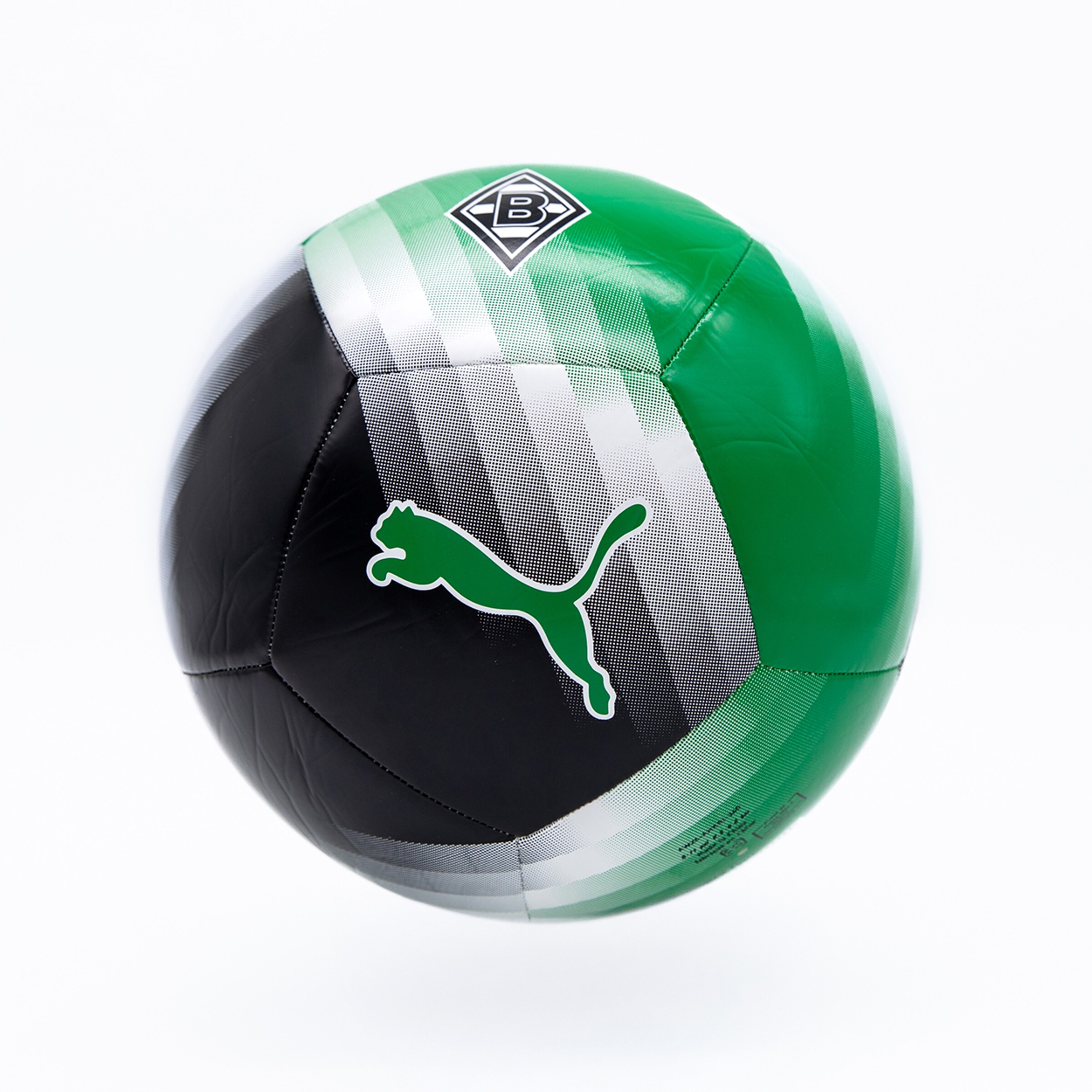 Ein Fußball, halb leuchtend grün und halb schwarz, mit einem gestreiften weiß/grauen Farbverlauf. Er zeigt ein grünes Puma-Logo und das 'B'-Emblem von Borussia Mönchengladbach.