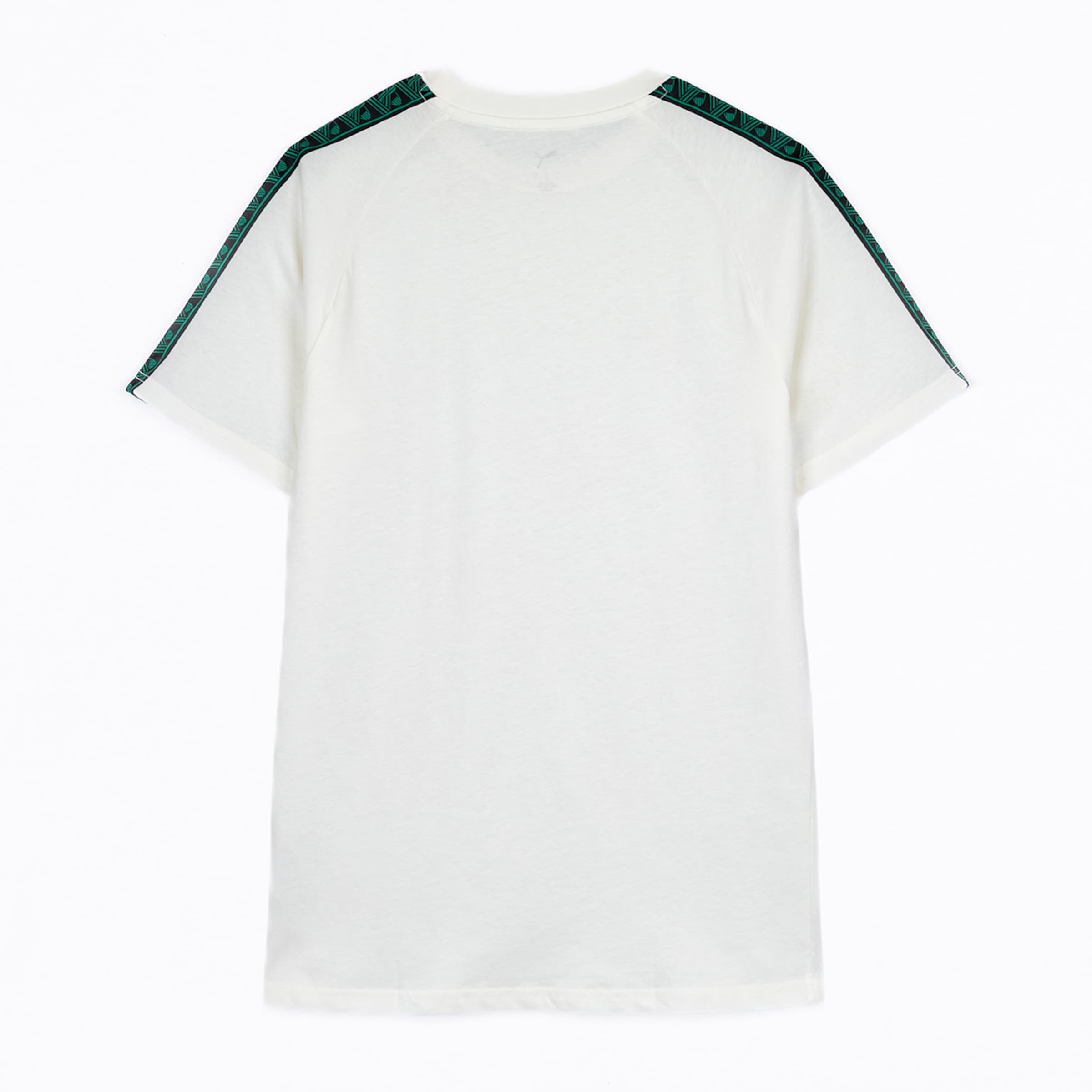 Rückansicht eines cremefarbenen T-Shirts mit grün gemusterten Streifen an Schultern und Ärmeln auf weißem Hintergrund.