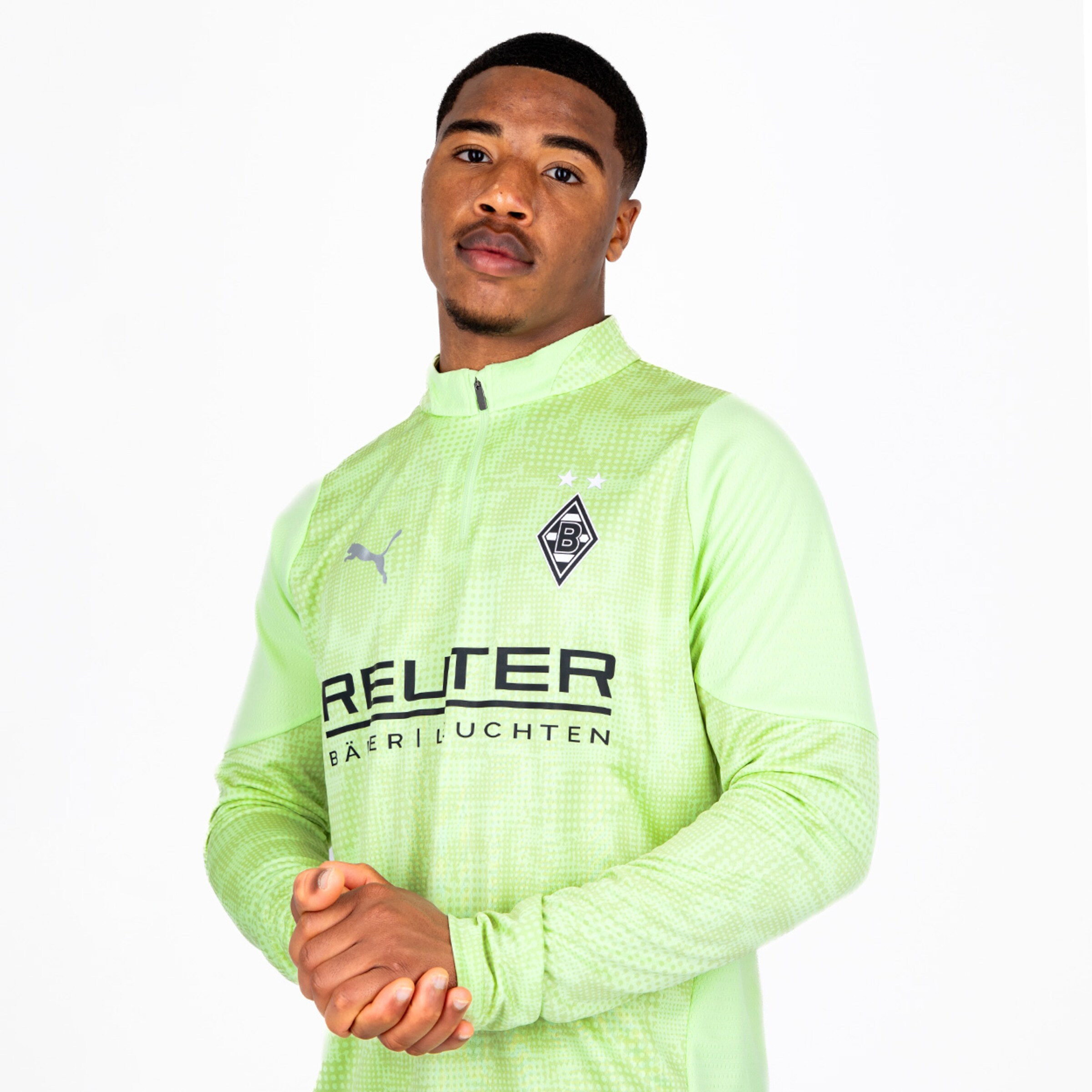 Torwart in grünem Trikot mit REUTER Schriftzug