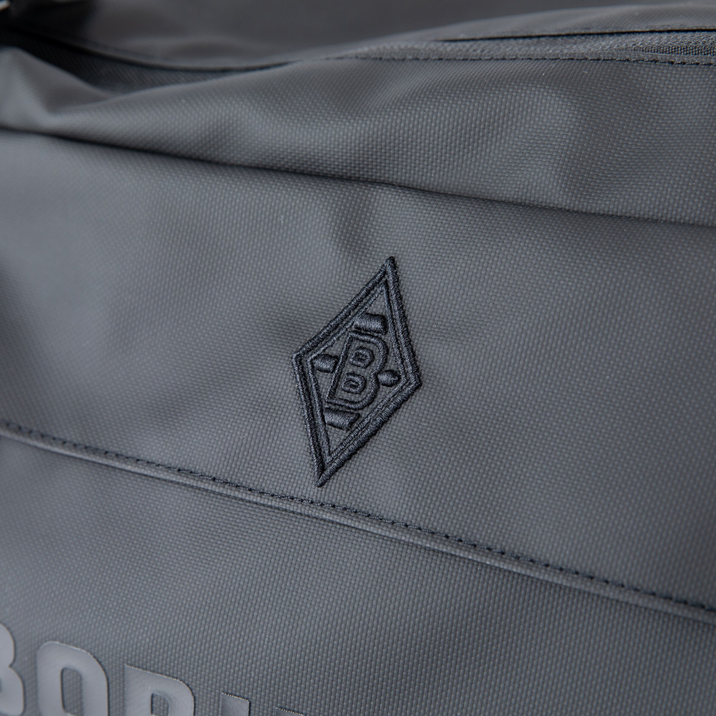 Das Logo von Borussia Mönchengladbach auf einer grauen Sporttasche.