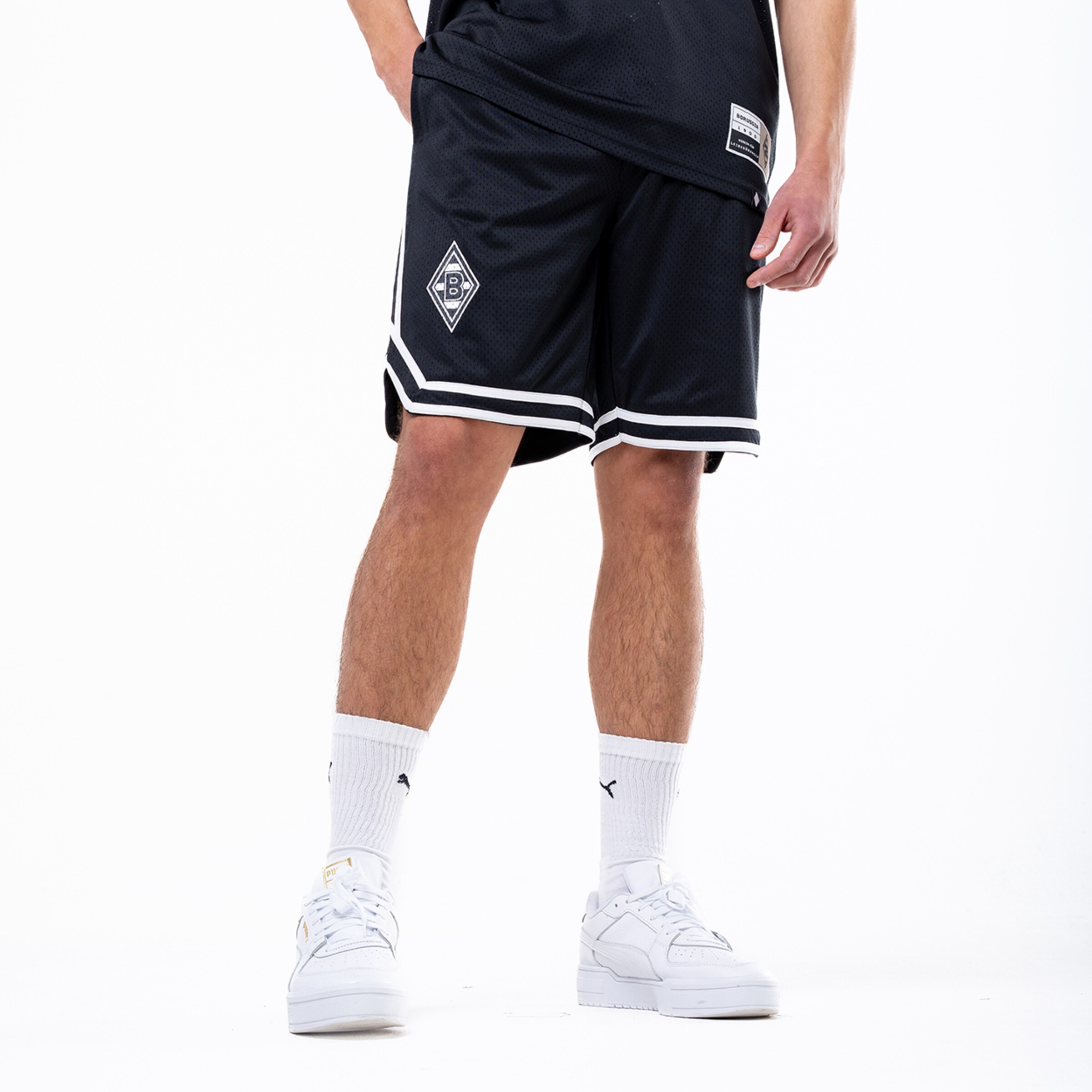 Schwarze Shorts mit weißen Streifen und Borussia Mönchengladbach-Logo