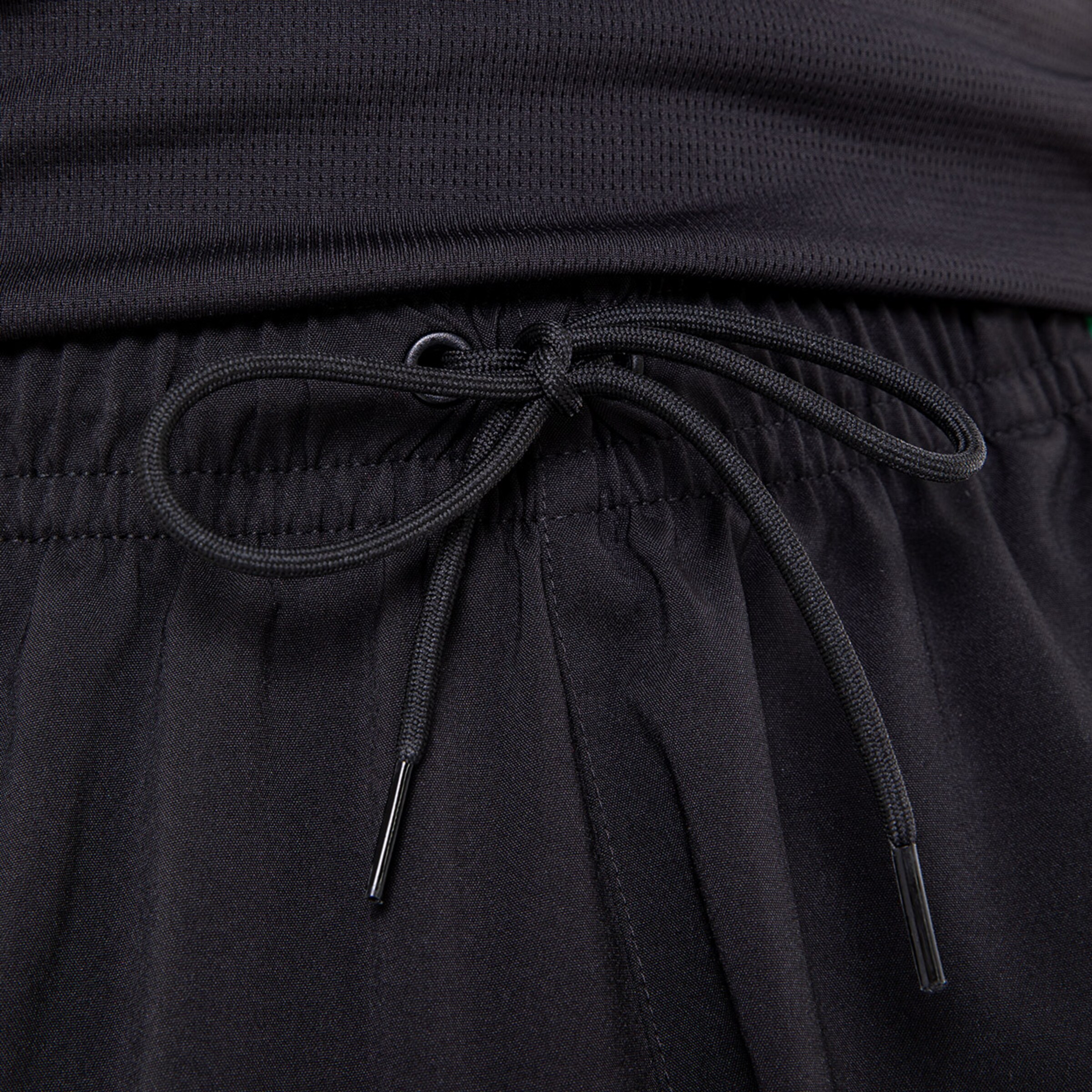 Schwarz geschnittene Shorts mit Bindeband.