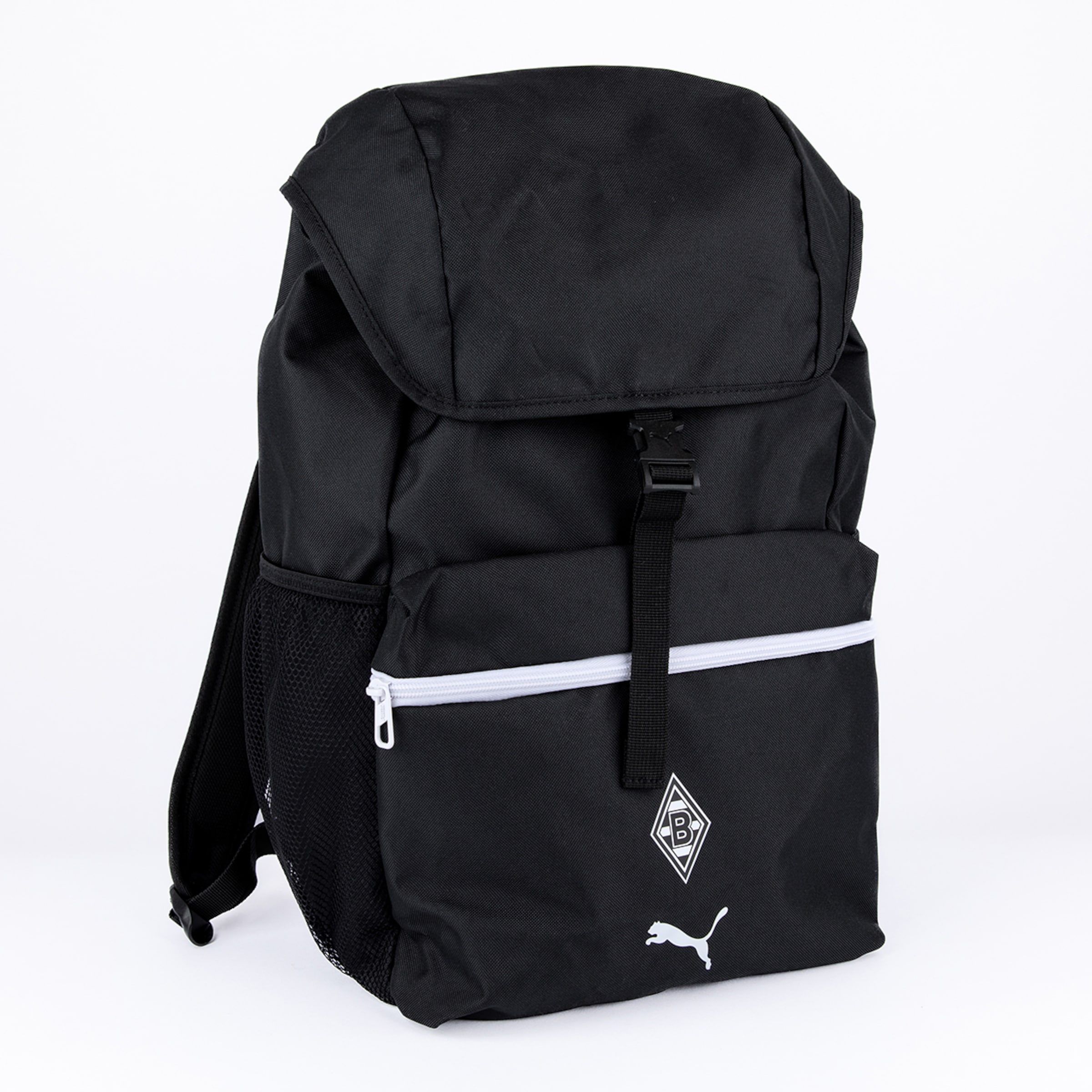 Schwarzer Rucksack mit Klappe, Schnallenverschluss und weißem, horizontalem Frontreißverschluss. Mit weißen Puma- und Borussia Mönchengladbach-Logos und einer Netzseitentasche.