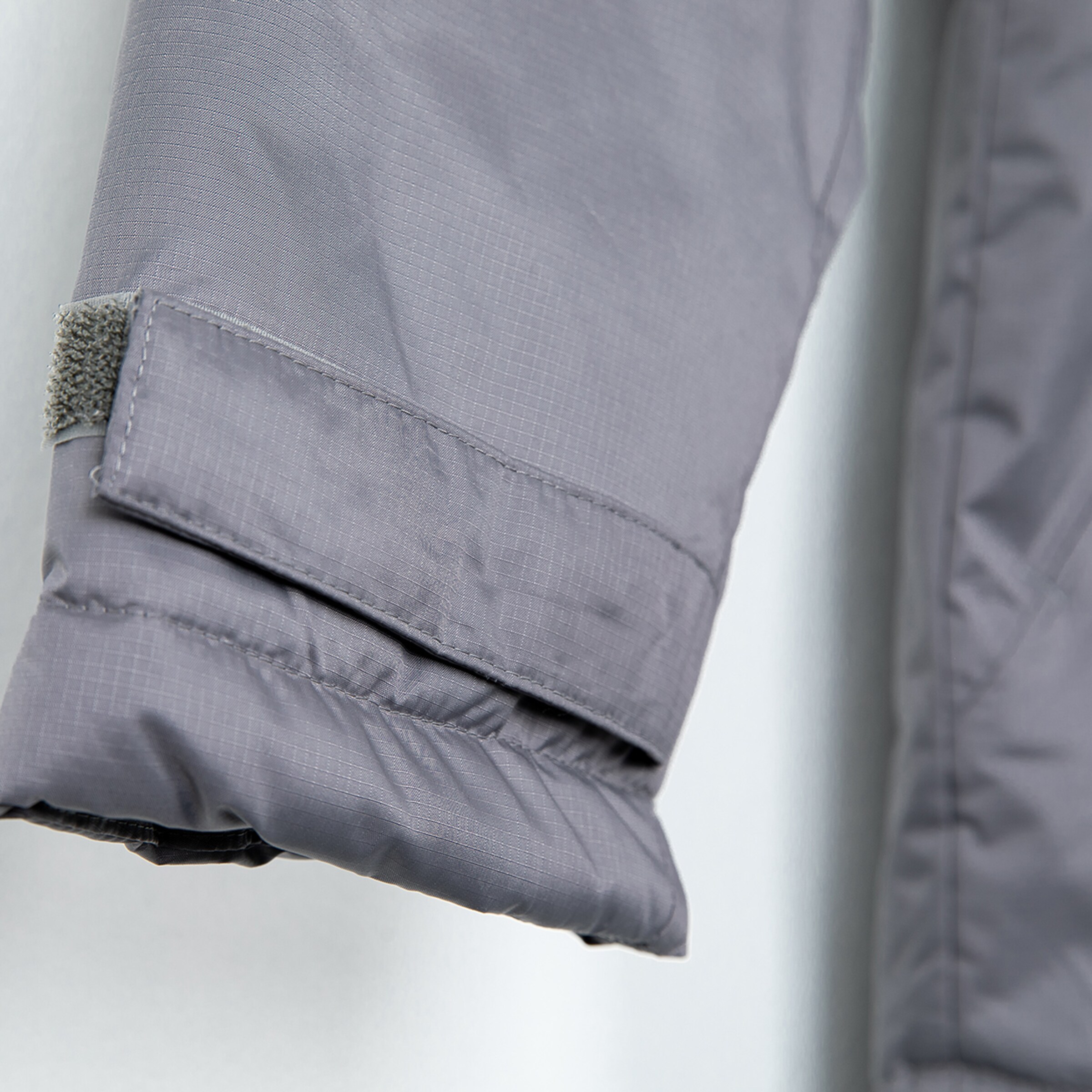 Detailaufnahme eines grauen Jacket Ärmels mit elastischem Abschluss.