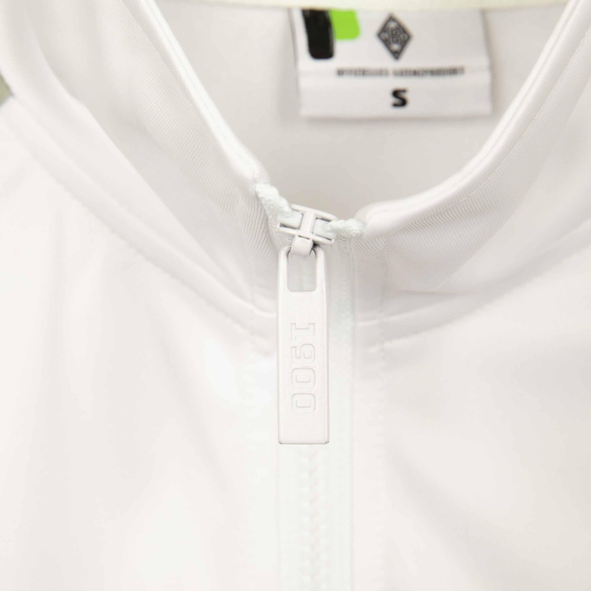 Weißer Reißverschluss mit der Zahl 150 auf einer Jacke.