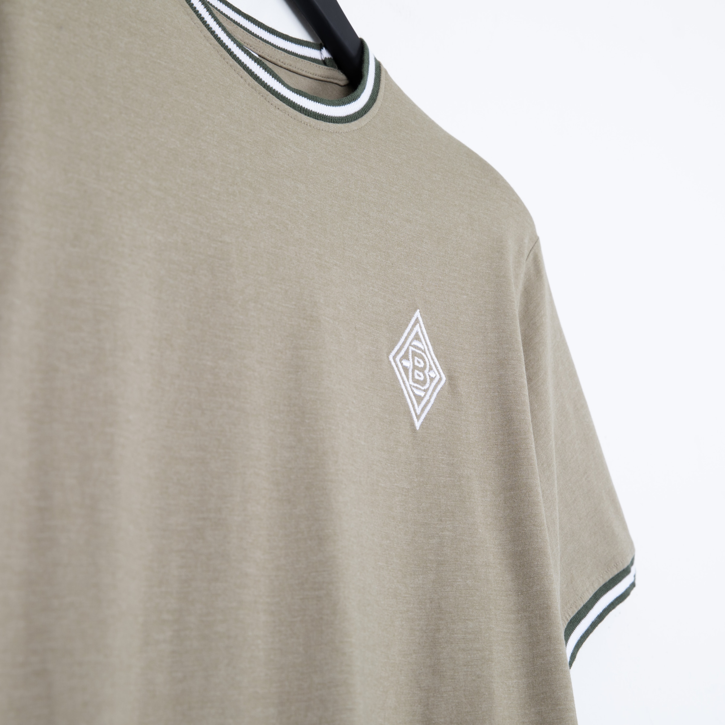 Beige T-shirt with green and white ribbed details and Borussia Mönchengladbach logo.
