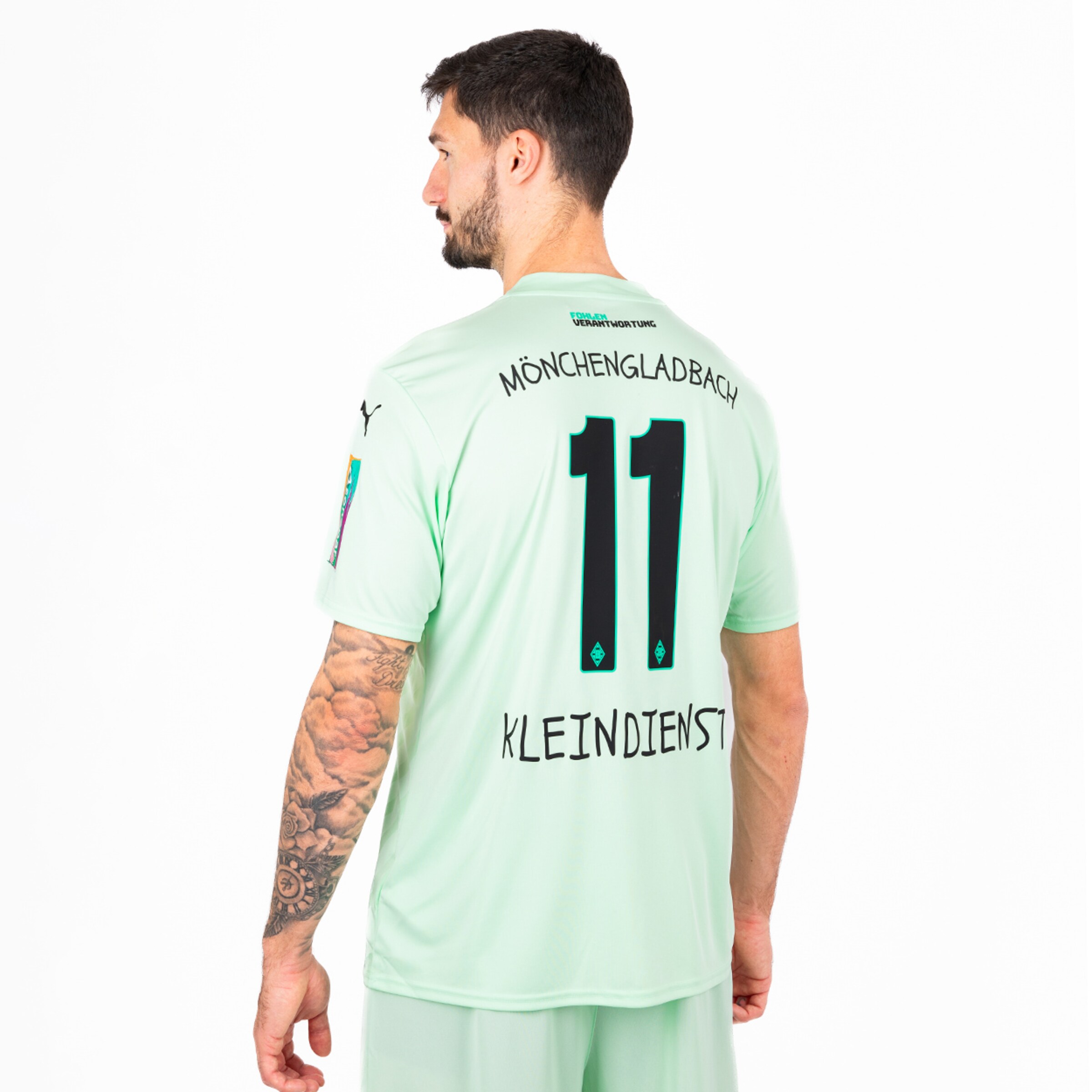 Ein Spieler der Borussia Mönchengladbach trägt ein mintgrünes Torwarttrikot mit der Nummer 11 und dem Namen Kleindienst.