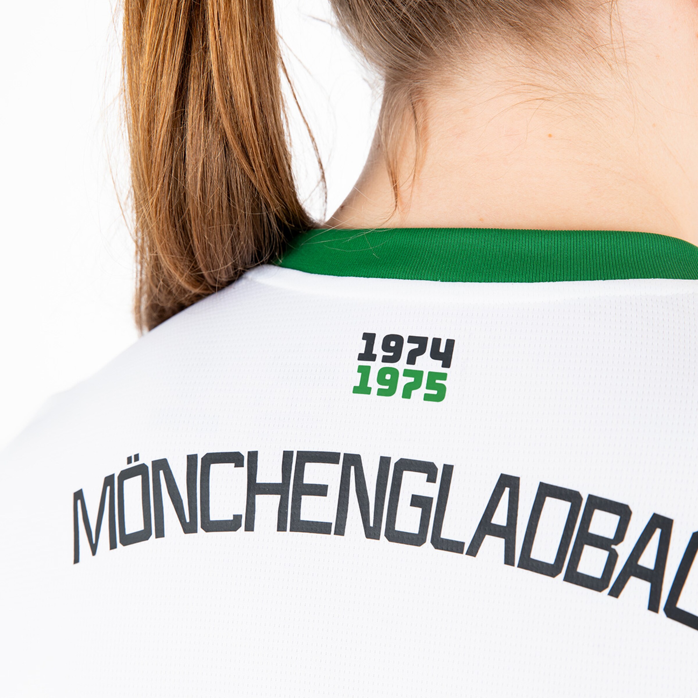 Rückansicht eines Fußballtrikots mit dem Text MÖNCHENGLADBACH und den Jahren 1974 1975.