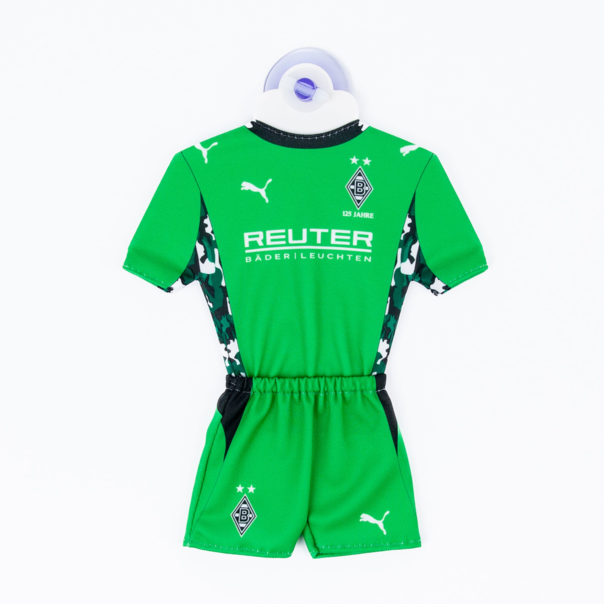 Grünes Fußballtrikot mit Shorts und Puma-Logo.