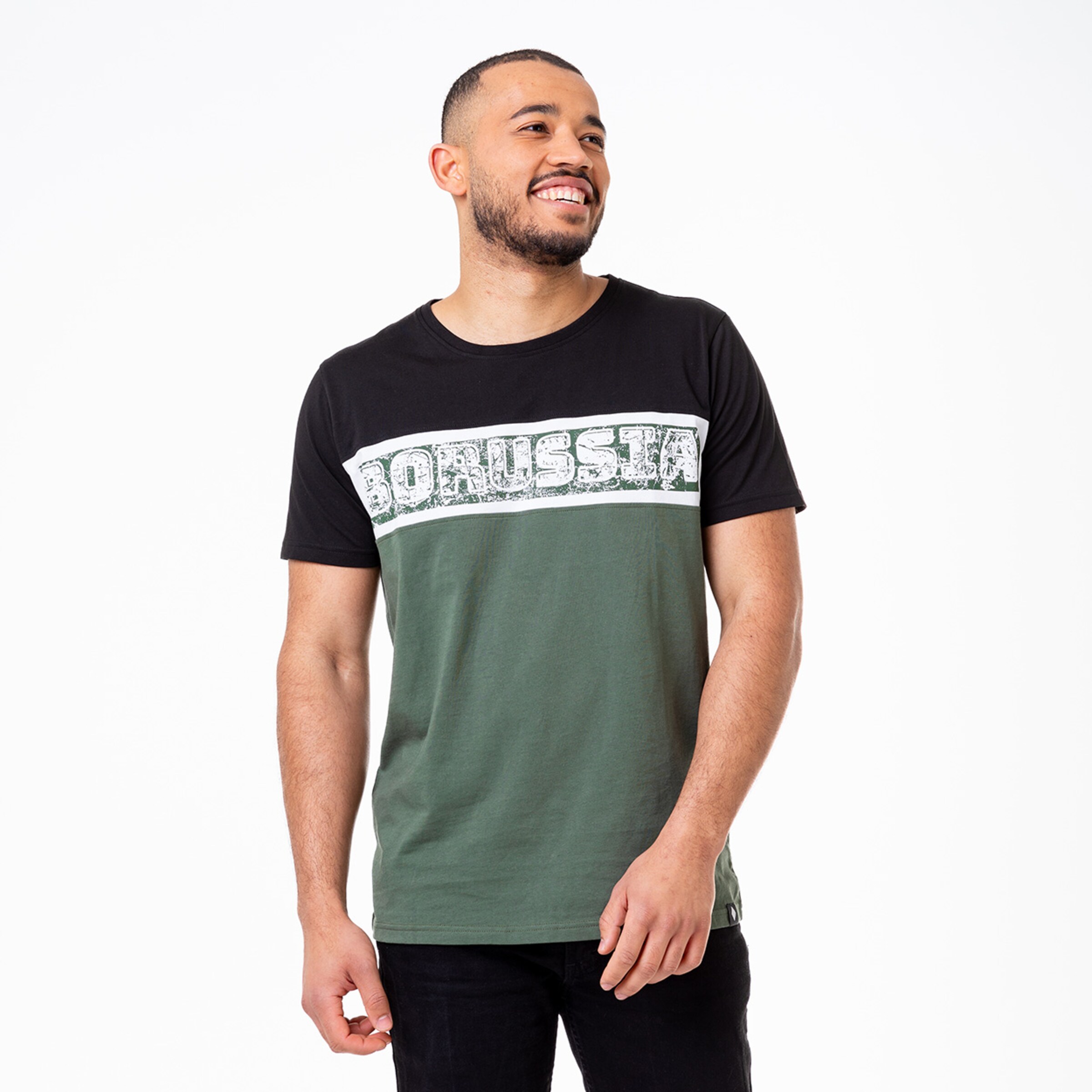 Mann trägt ein T-Shirt mit der Aufschrift Borussia in Schwarz und Grün.