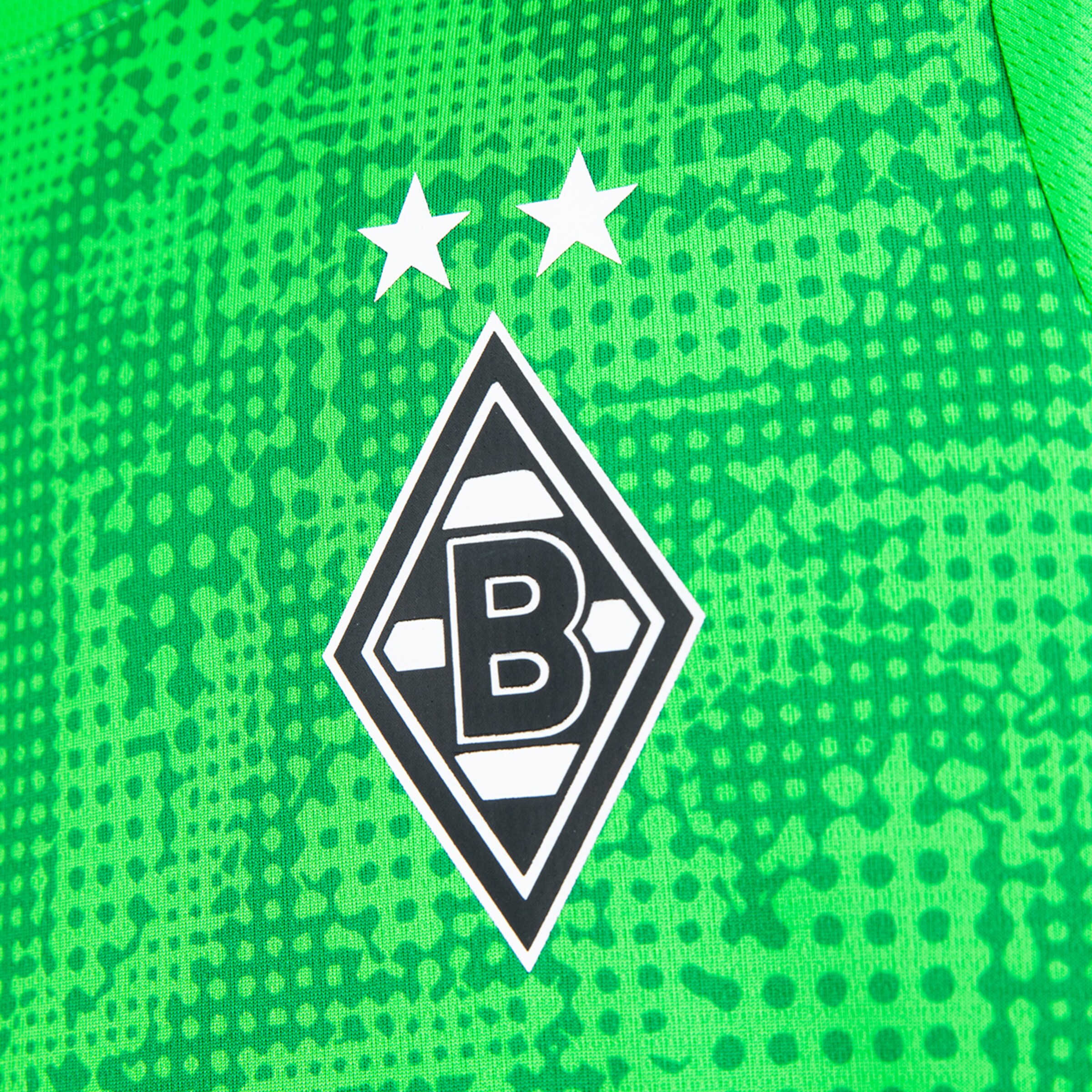 Schwarzes Wappen von Borussia Mönchengladbach mit B auf grünem Trikot.