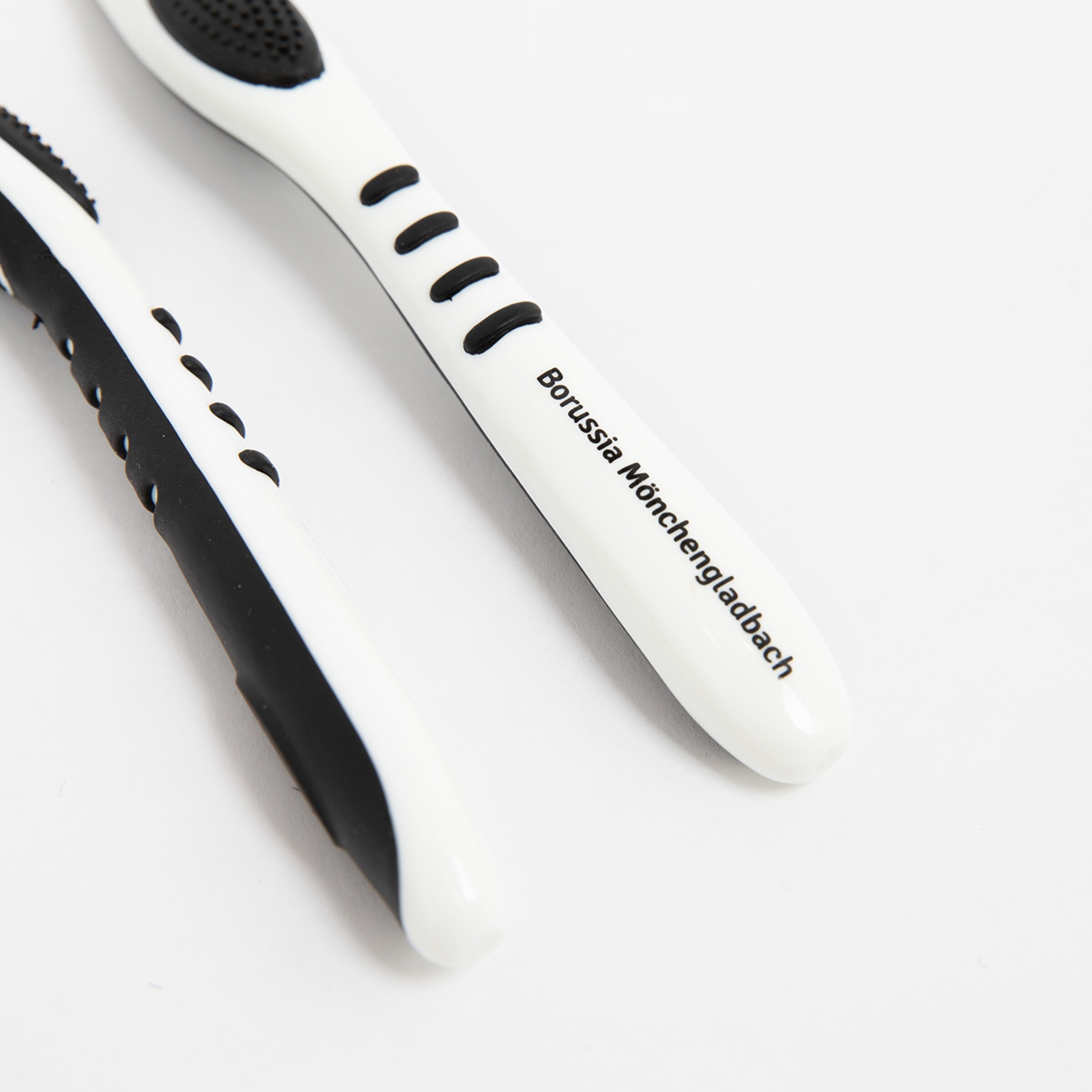 Two toothbrushes featuring the imprint Borussia Mönchengladbach.